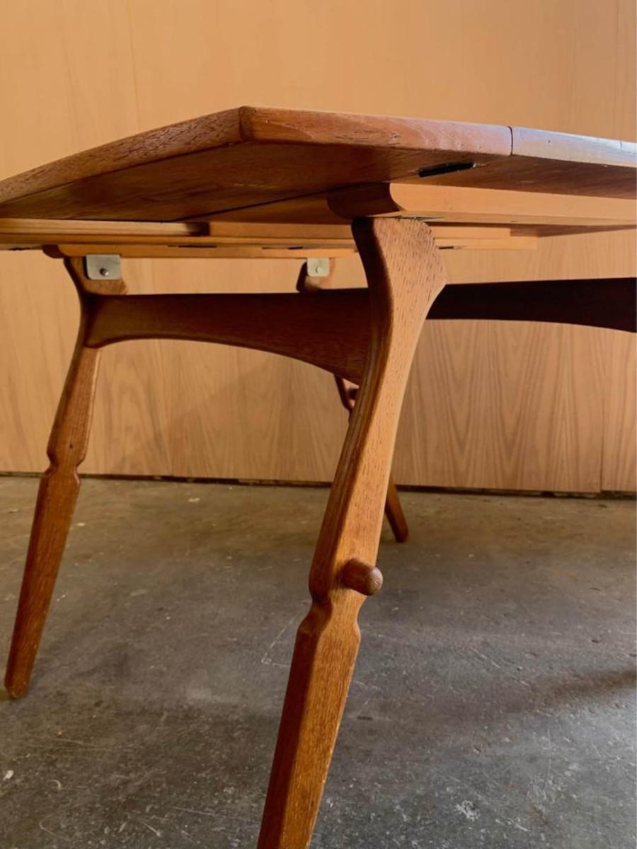 Mesa baja danesa de teca y roble de los años 50  Mesa de comedor de Arne Hovmand-Olsen en venta 2