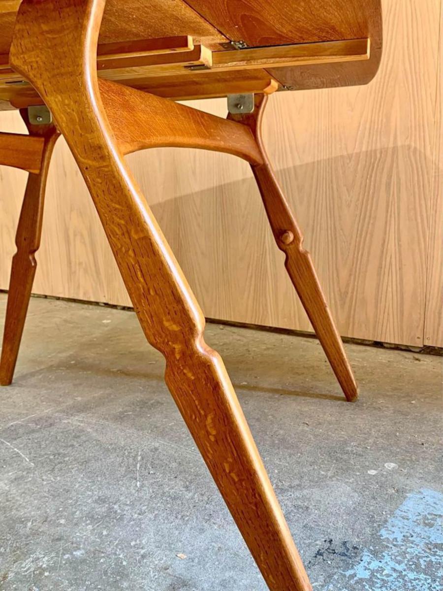 Mesa baja danesa de teca y roble de los años 50  Mesa de comedor de Arne Hovmand-Olsen en venta 3