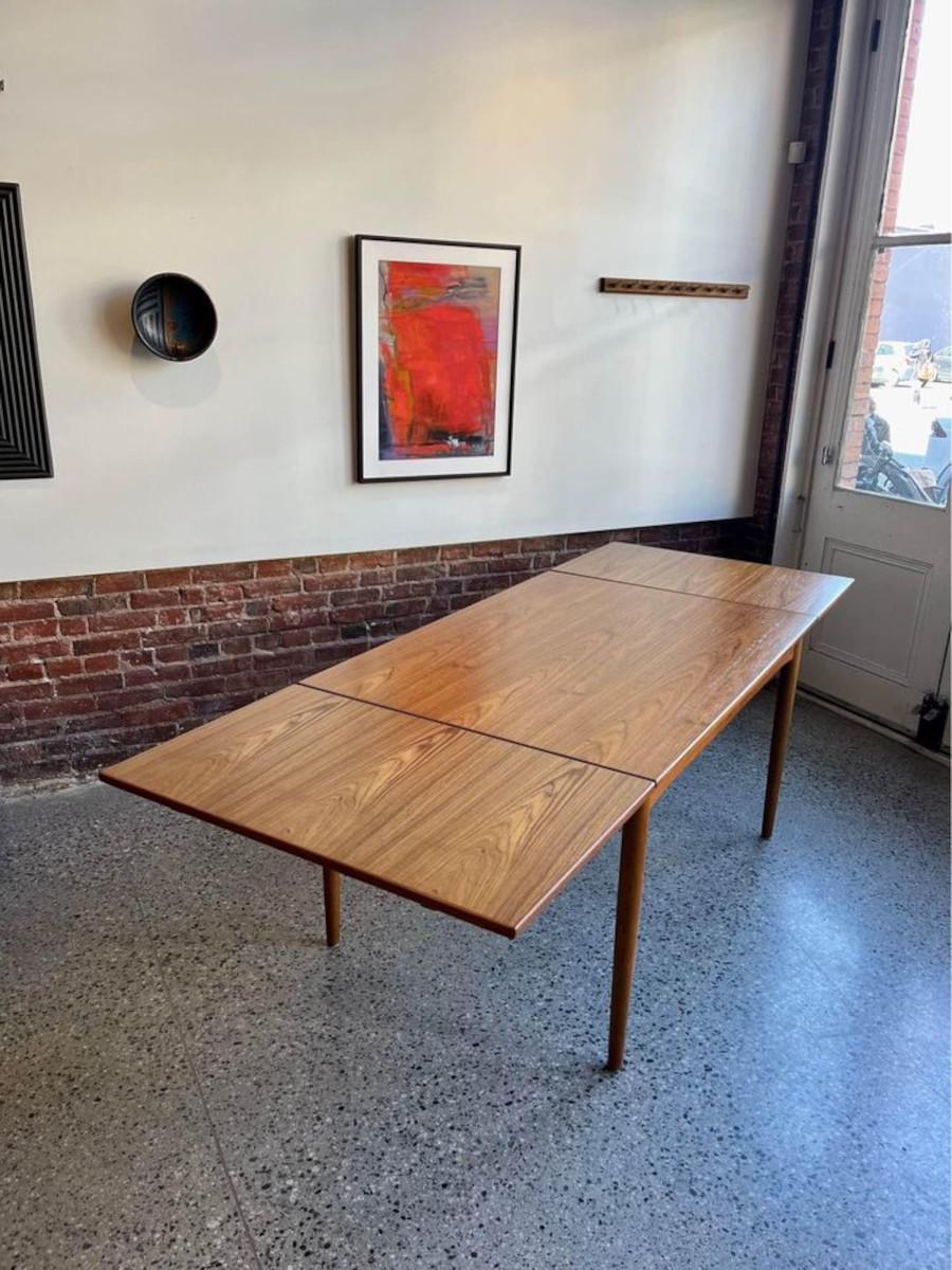 We're delighted to present this 1950s Danish teak and oak draw-leaf dining table by Børge Mogensen, crafted for Søborg Møbelfabrik. Designed with both functionality and elegance in mind, this meticulously crafted piece boasts two draw-leaf
