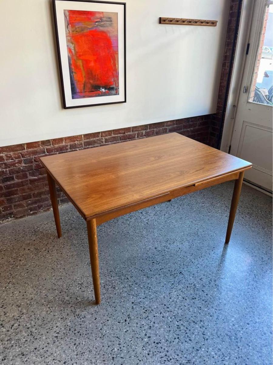 1950s Danish teak and oak draw-leaf dining table by Børge Mogensen For Sale 2