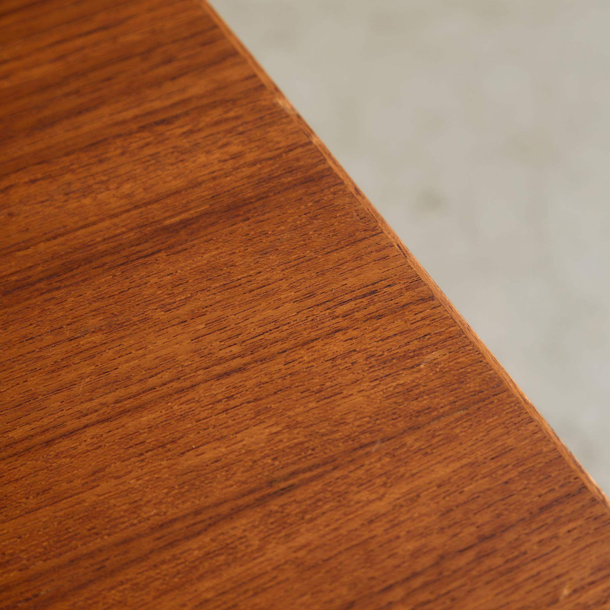 1950s Danish Teak Coffee Table with Drawers and Pull-Out Tray en venta 4