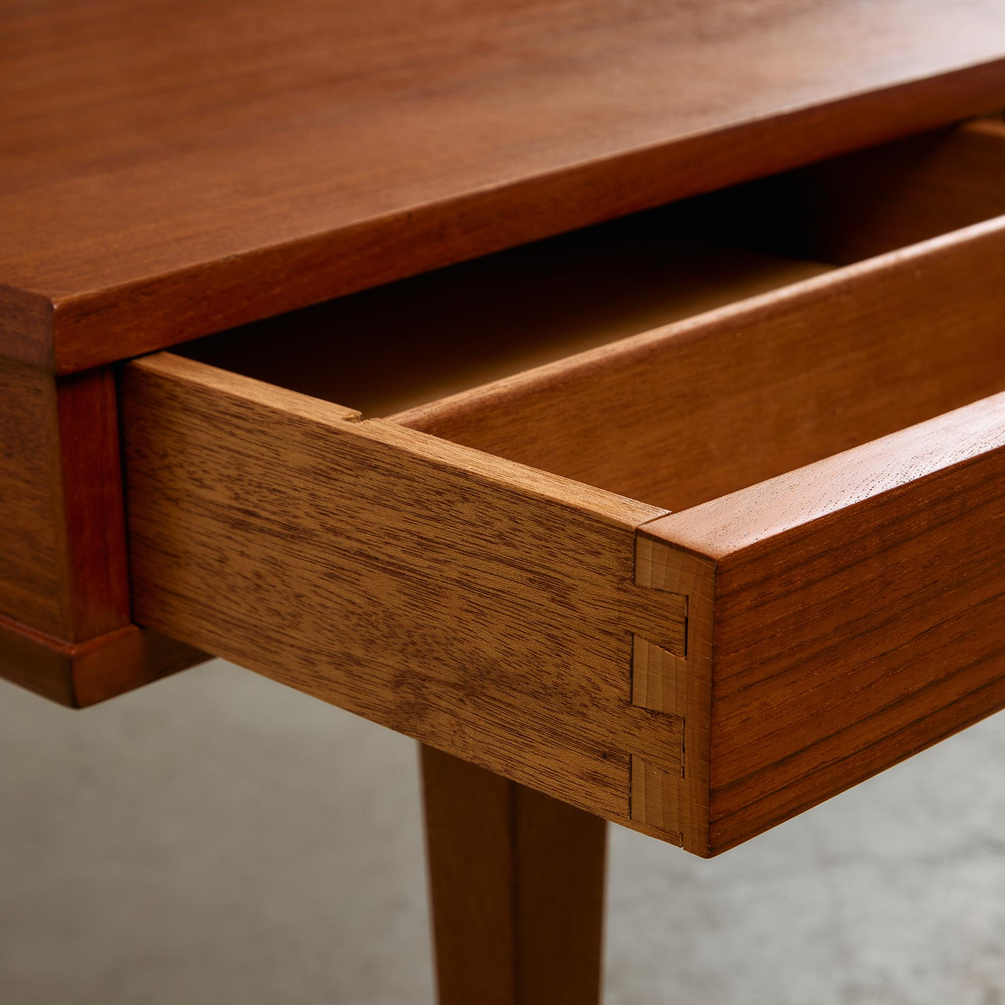 1950s Danish Teak Coffee Table with Drawers and Pull-Out Tray en venta 8