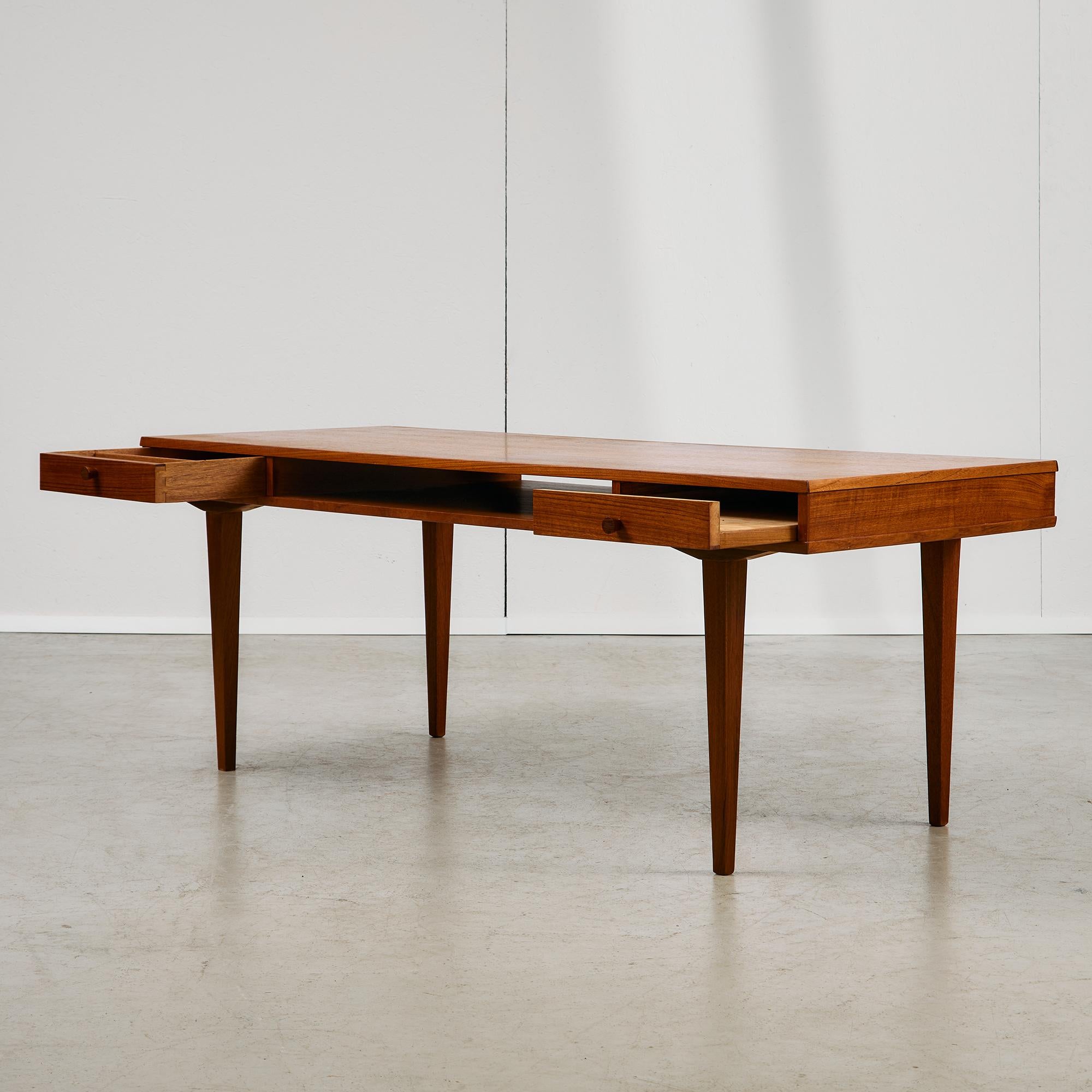 Diseñada pensando tanto en la estética como en la practicidad, esta mesa de centro danesa de los años 50 ofrece más de lo que parece. La superficie de chapa de madera de teca es limpia y discreta, mientras que la parte inferior tiene espacio de