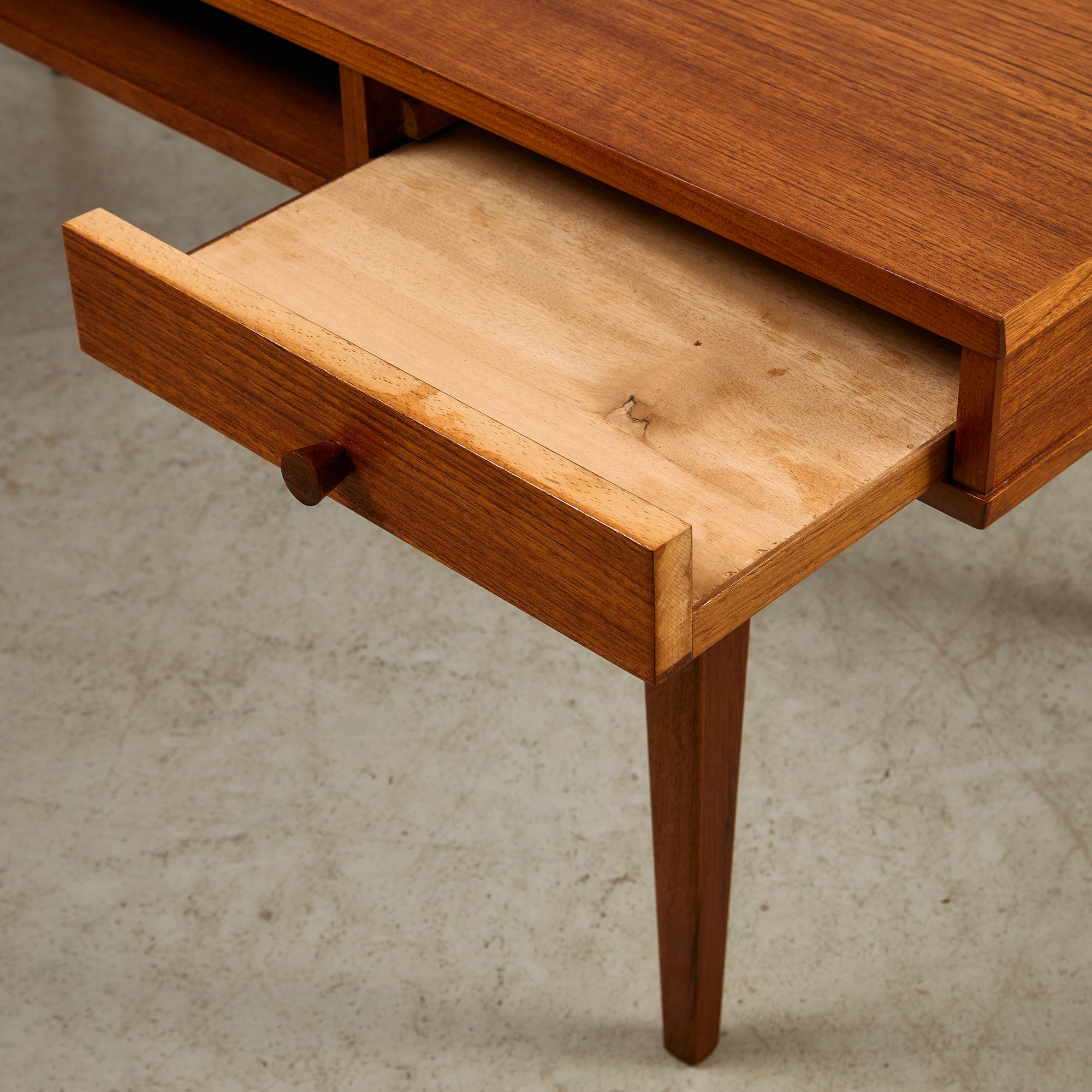 1950s Danish Teak Coffee Table with Drawers and Pull-Out Tray en venta 14