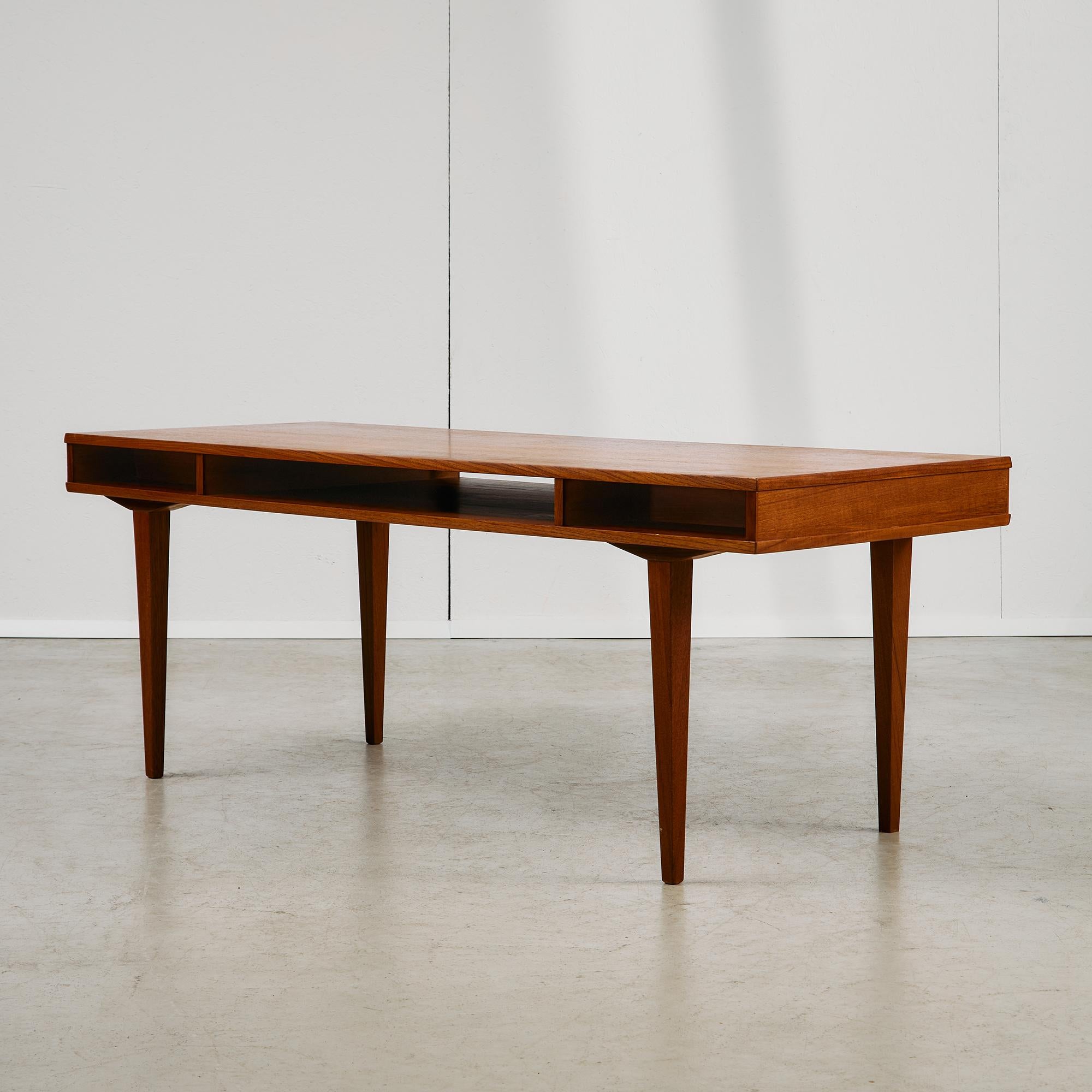 1950s Danish Teak Coffee Table with Drawers and Pull-Out Tray Danés en venta