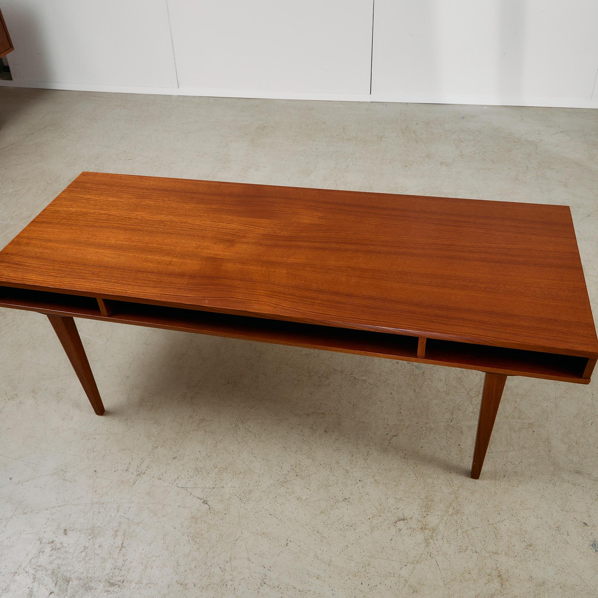 1950s Danish Teak Coffee Table with Drawers and Pull-Out Tray en Bueno estado para la venta en Budapest, HU