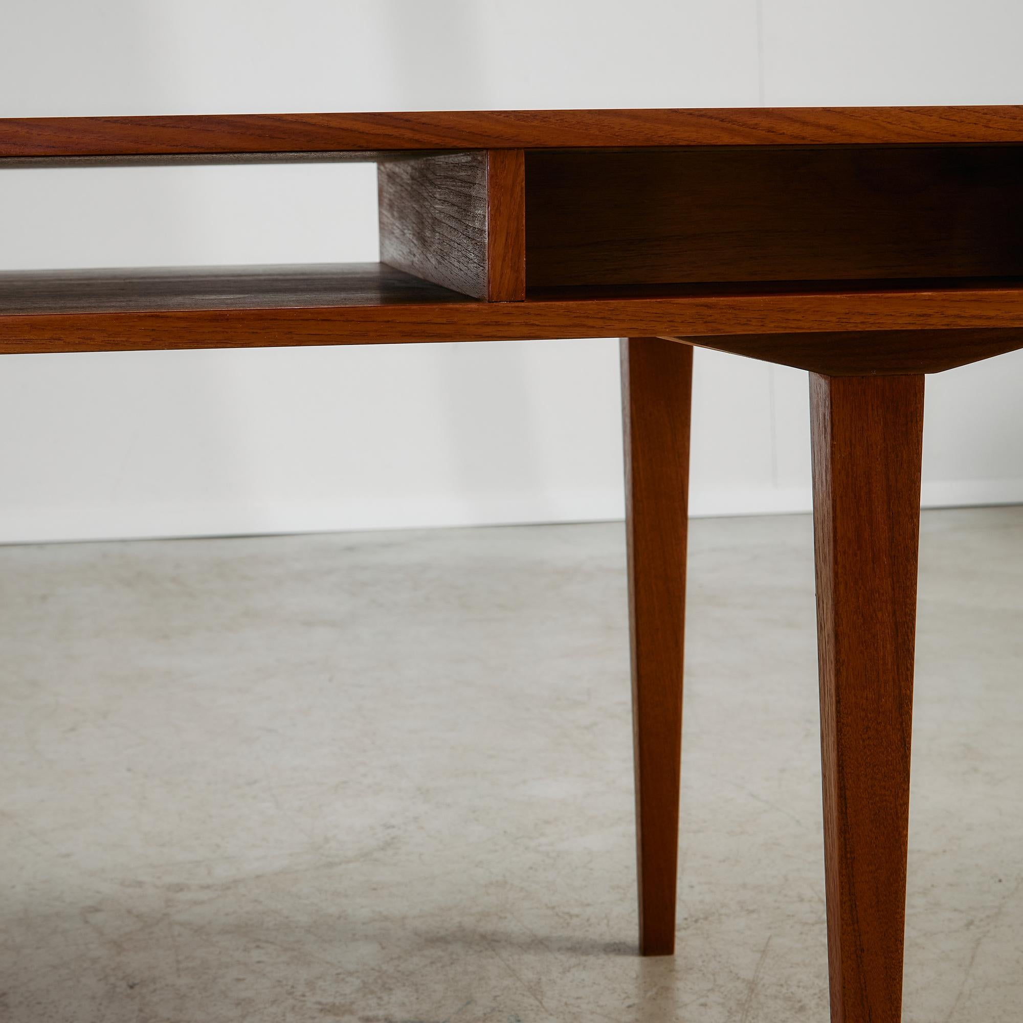 1950s Danish Teak Coffee Table with Drawers and Pull-Out Tray en venta 2