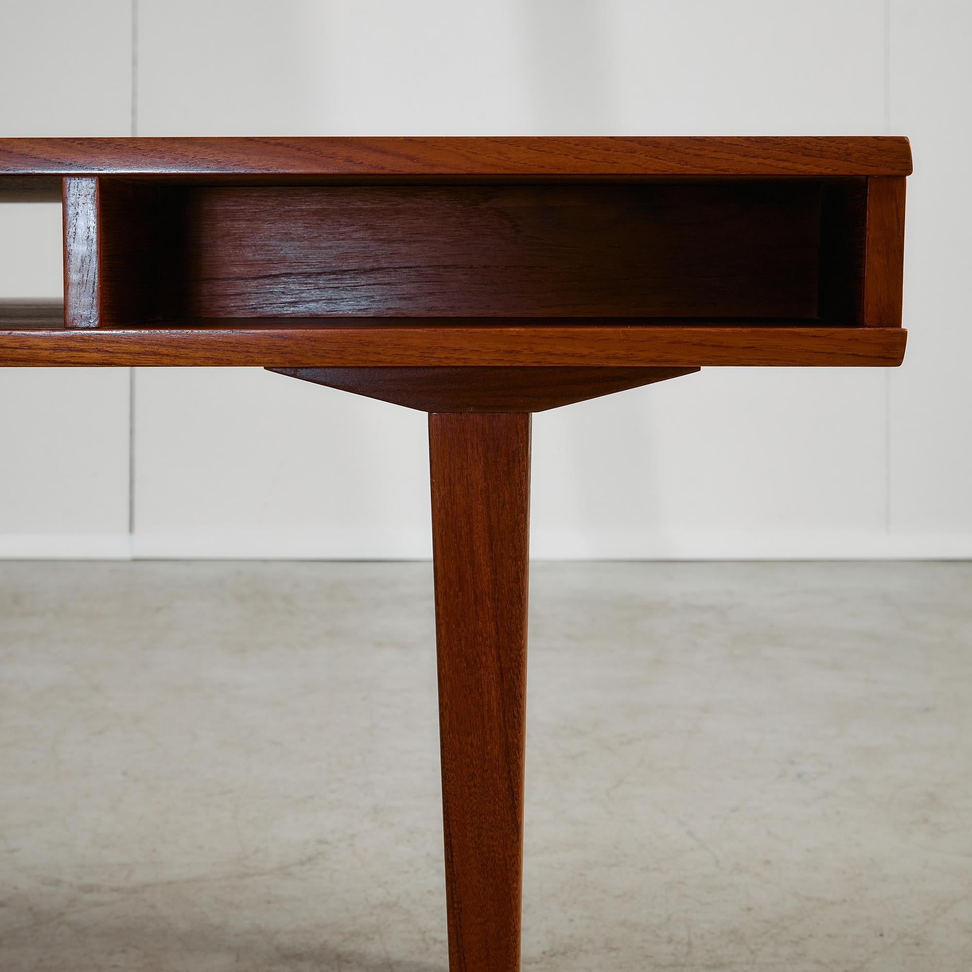 1950s Danish Teak Coffee Table with Drawers and Pull-Out Tray en venta 3