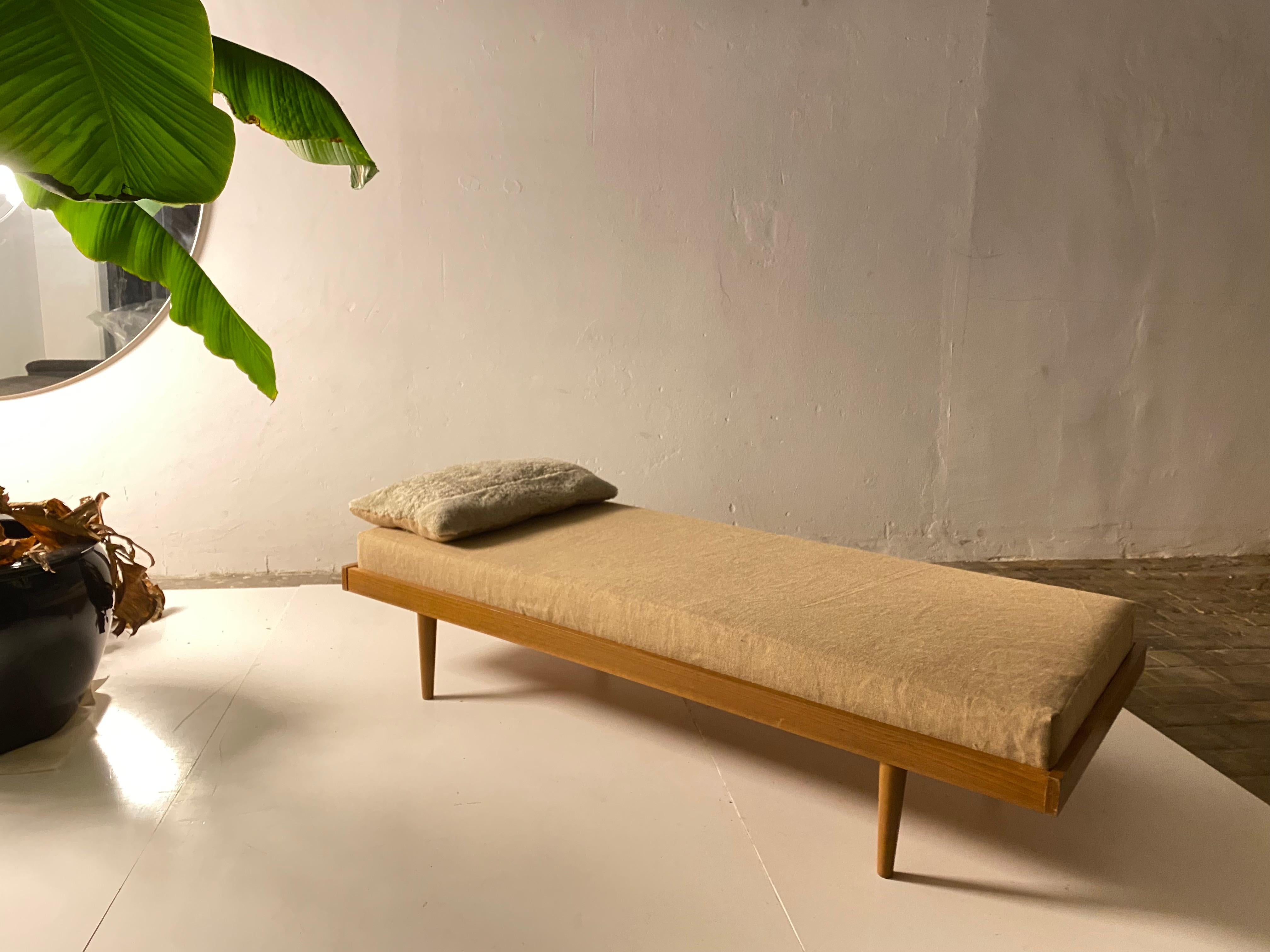 1950's Danish Teak Daybed with Felted Wensleydale Texel Sheep Wool & Raw Cotton In Good Condition In bergen op zoom, NL