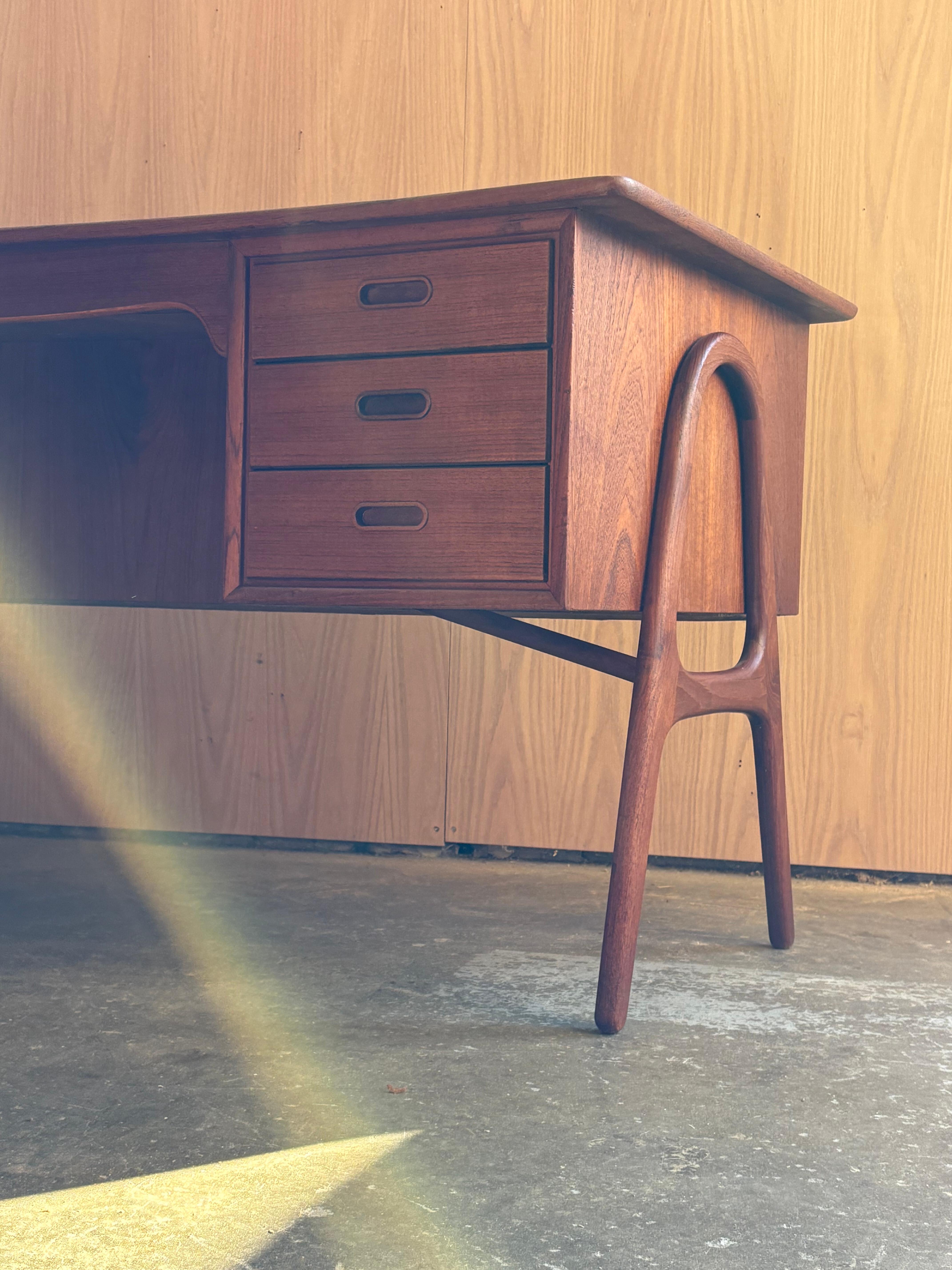 Un'elegante e scultorea scrivania danese in teak degli anni '50 disegnata dall'architetto Svend Madsen. Questo pezzo mette in mostra la tipica attenzione di Madsen per la forma e la funzione, con un piano delicatamente curvo che invita ad entrare e