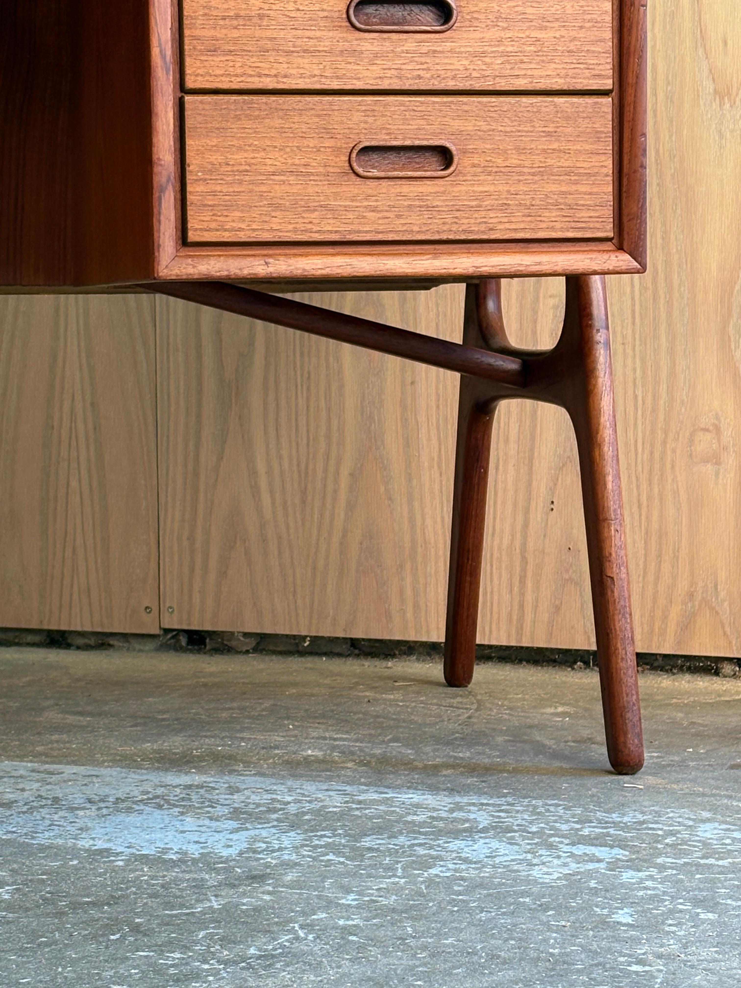 Mid-Century moderno Scrivania danese in teak del 1950 di Svend Madsen in vendita