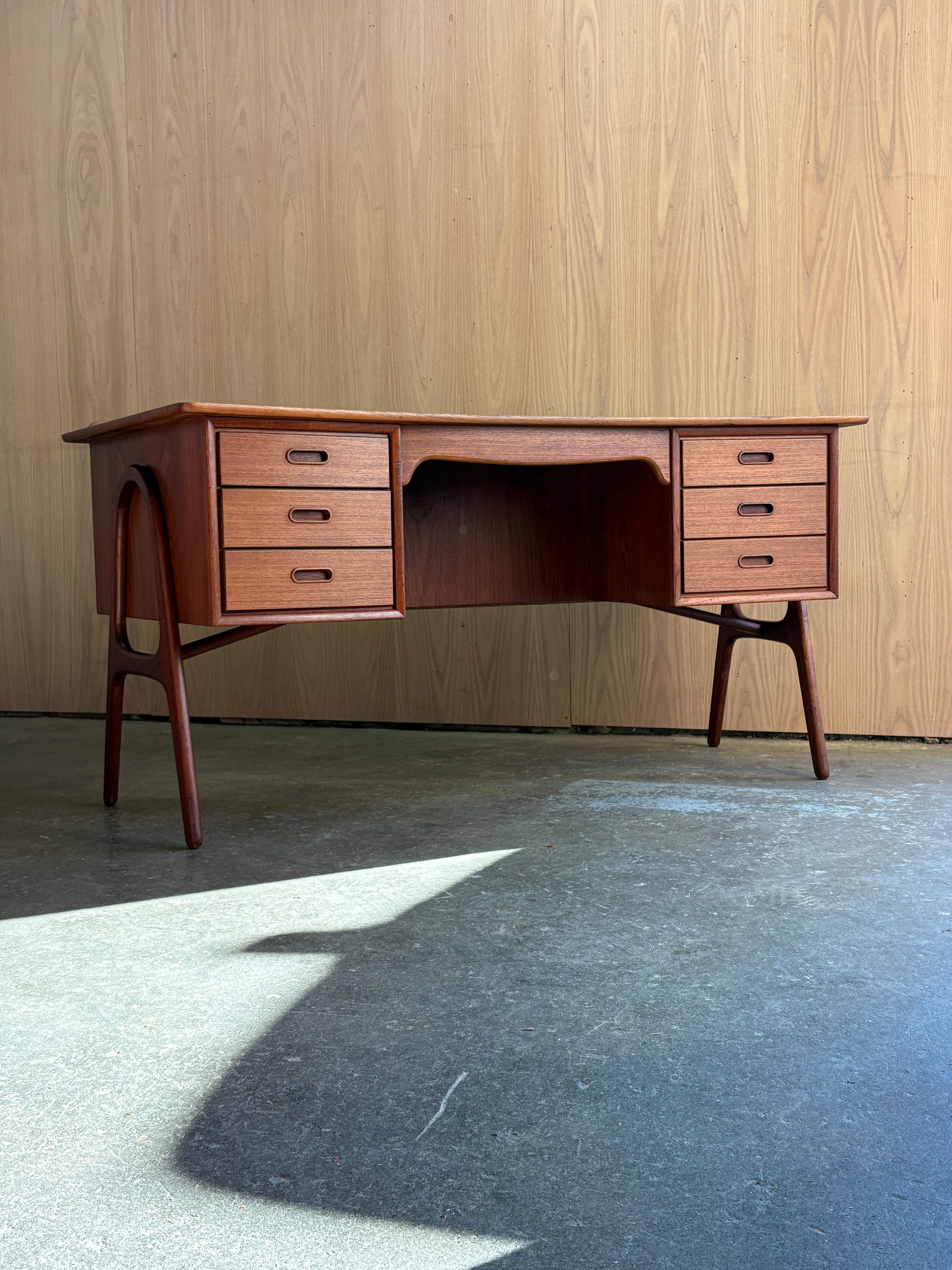 Scrivania danese in teak del 1950 di Svend Madsen In condizioni ottime in vendita a Victoria, BC