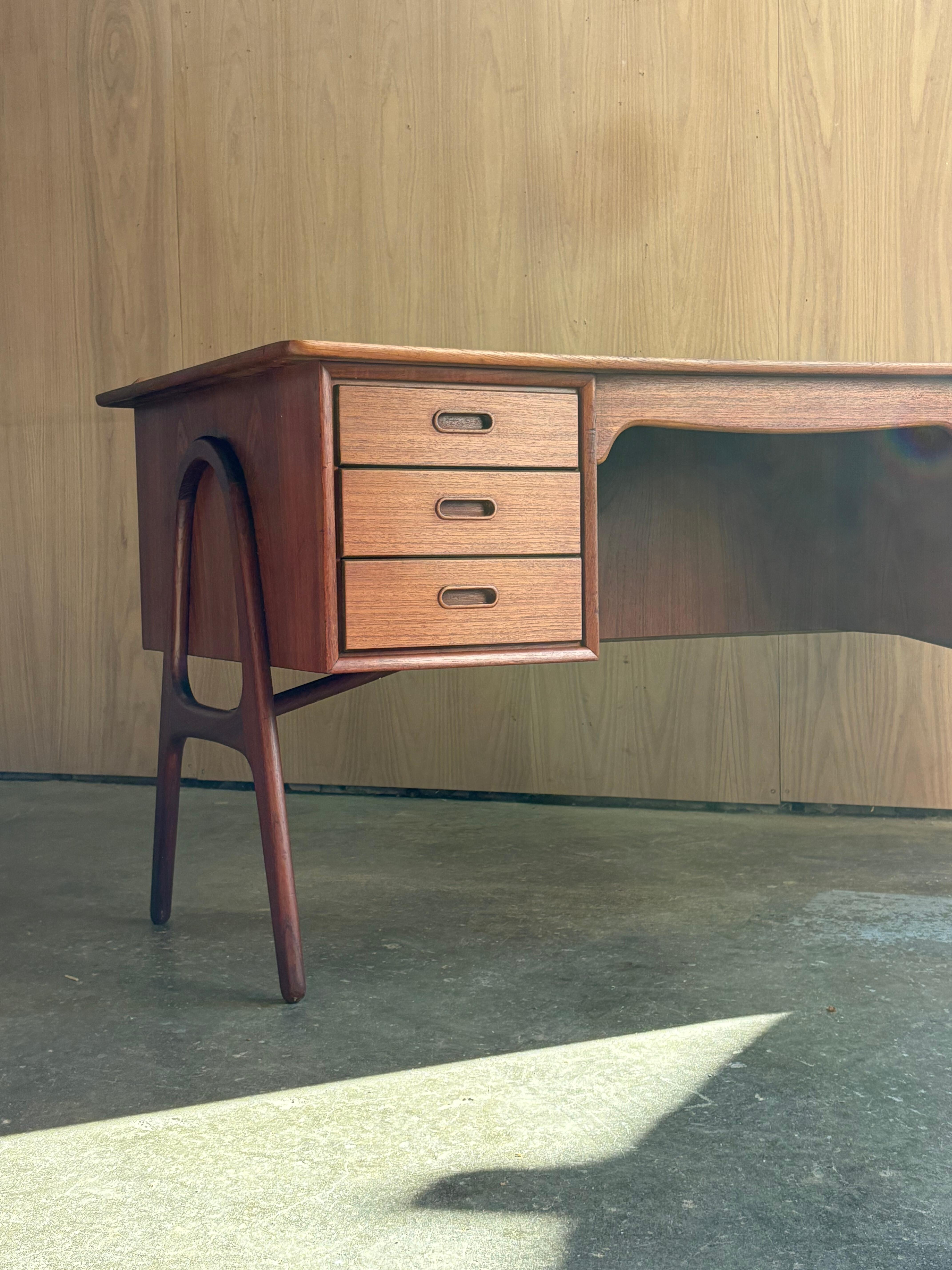 Metà XX secolo Scrivania danese in teak del 1950 di Svend Madsen in vendita