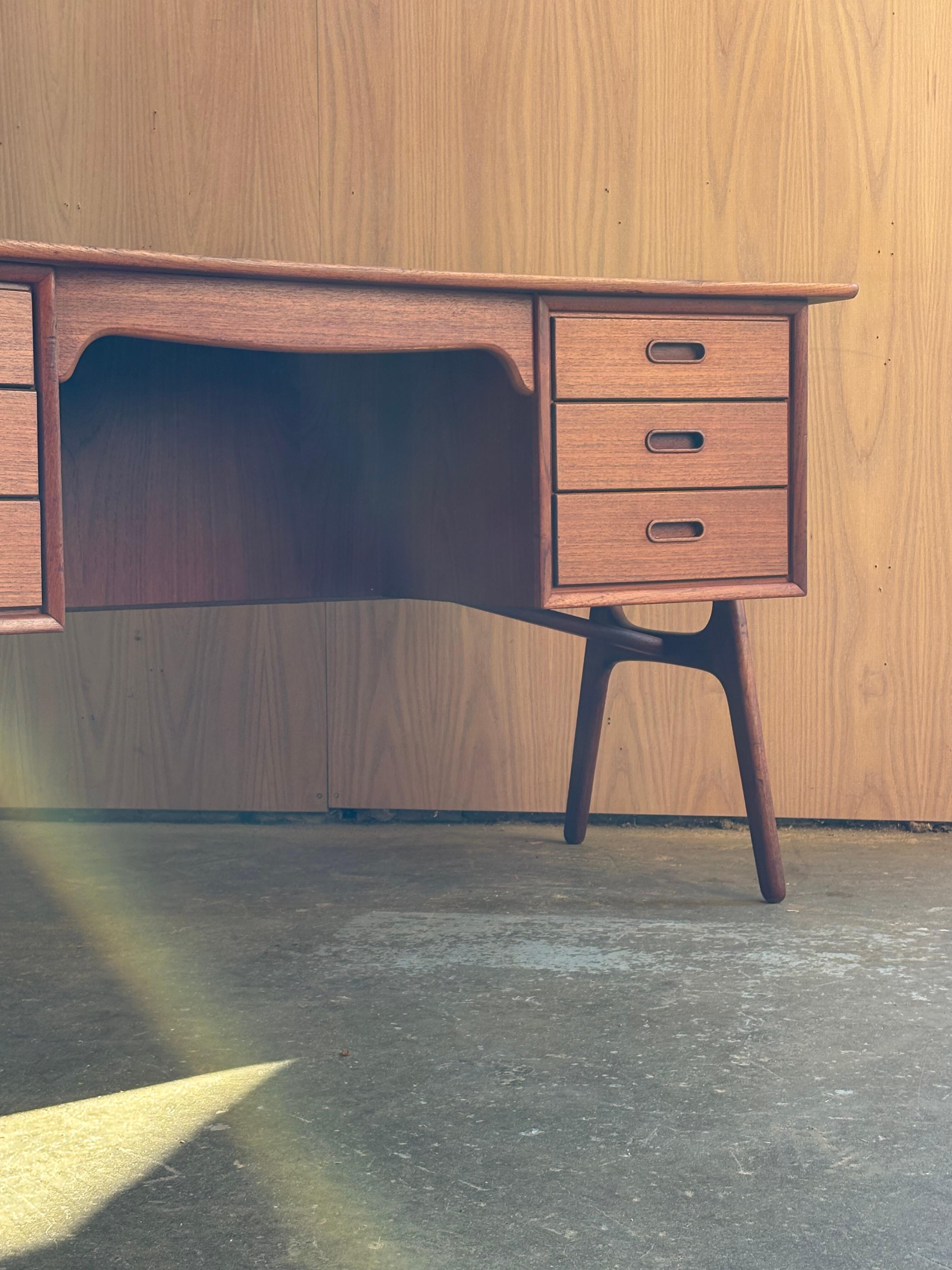Teak Scrivania danese in teak del 1950 di Svend Madsen in vendita