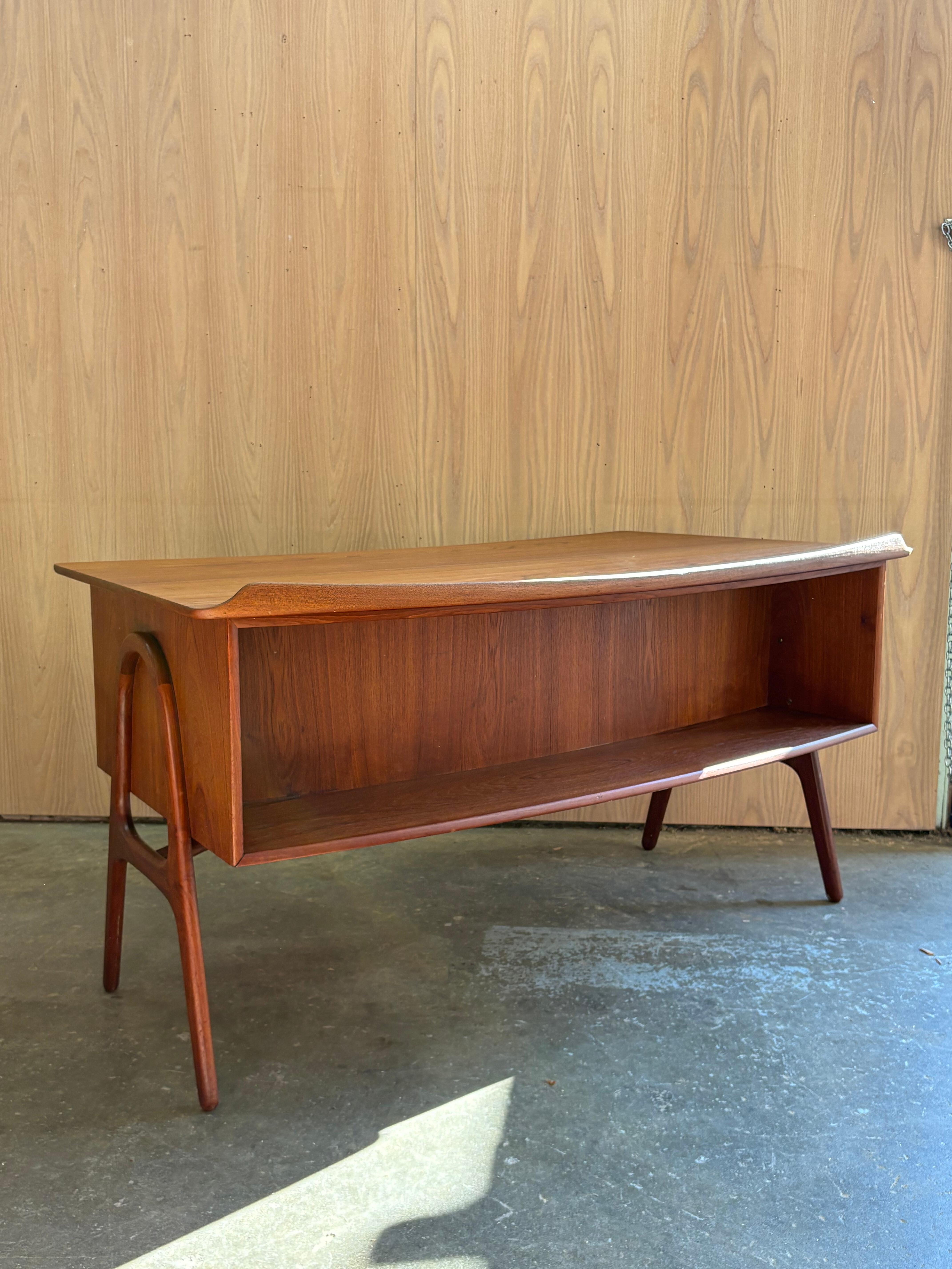 Scrivania danese in teak del 1950 di Svend Madsen in vendita 2