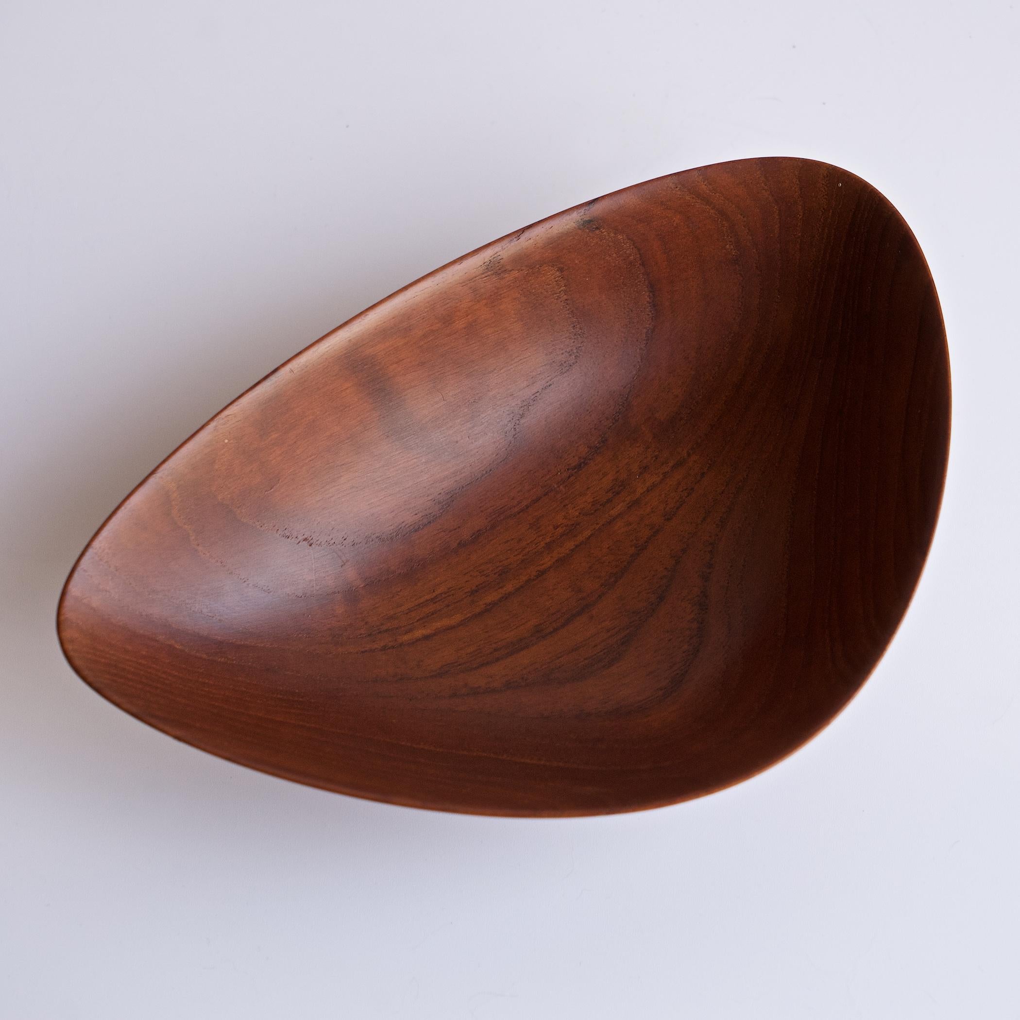 Scandinavian Modern 1950s Danish Teak Freeform Carved Nut Bowl Table Centerpiece Vintage Modern For Sale