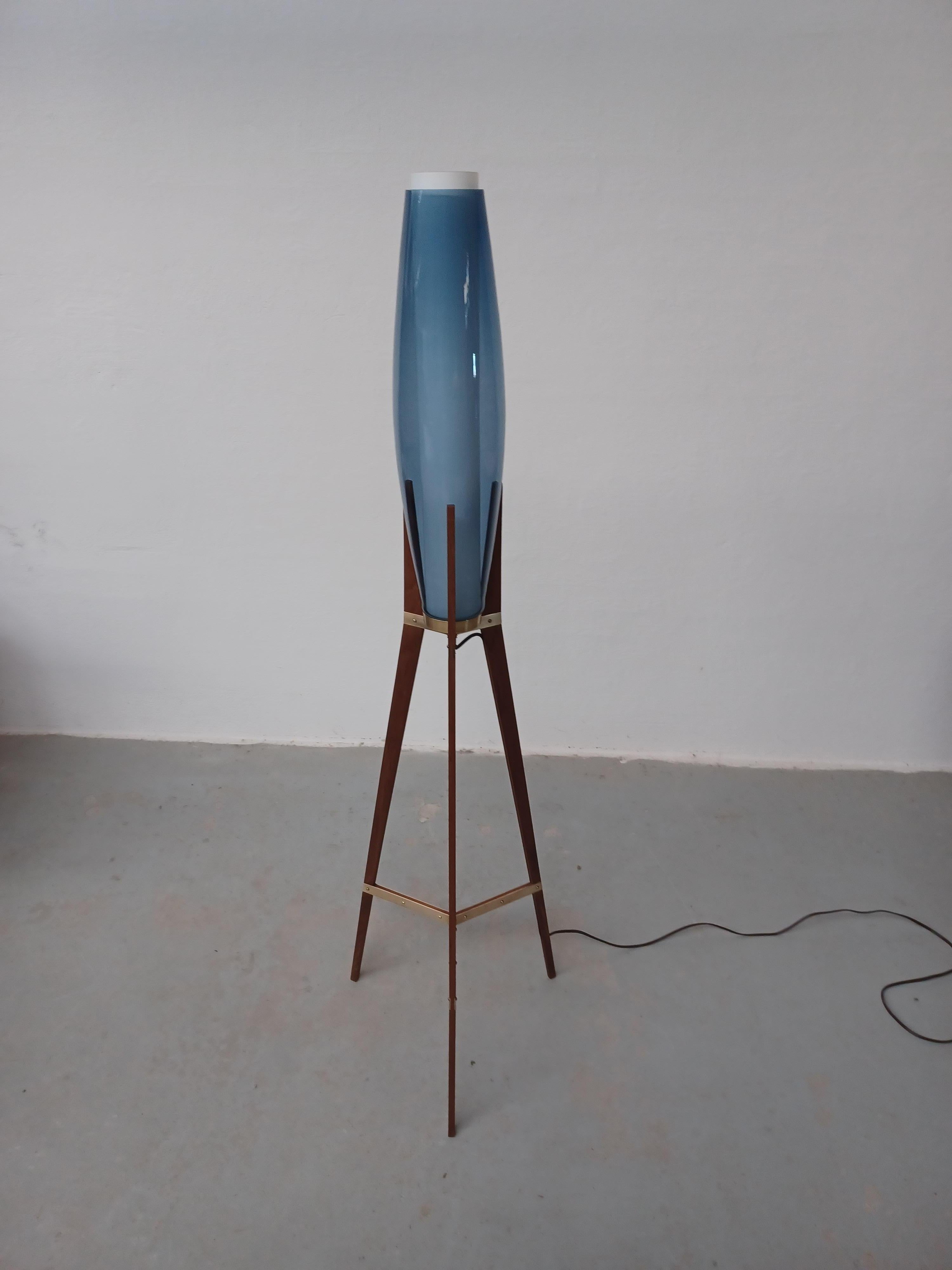 Lámpara de pie Rocket de Svend Aage Holm Sørensen de los años 50 con cristal opal soplado a mano Escandinavo moderno en venta