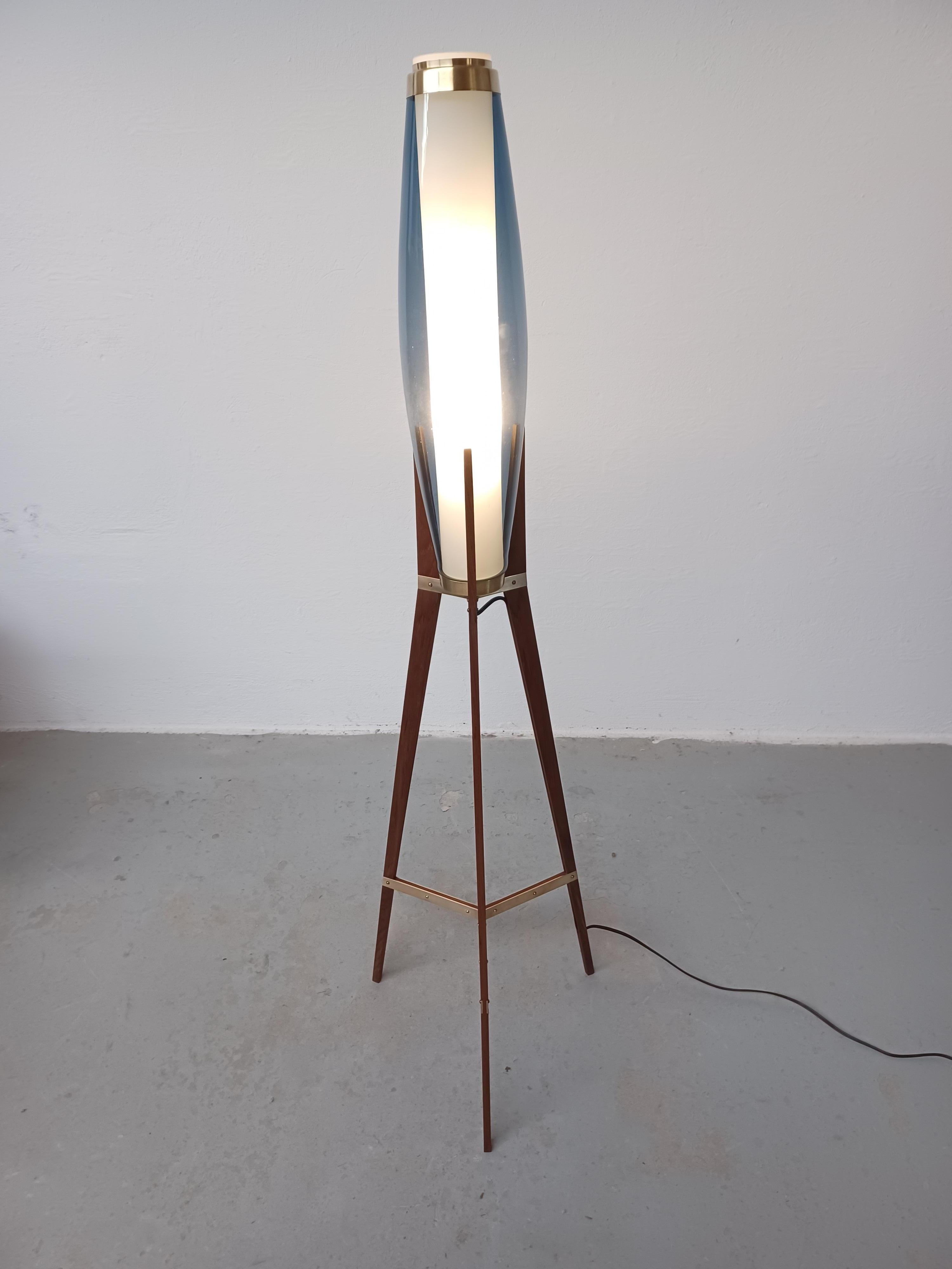 Lámpara de pie Rocket de Svend Aage Holm Sørensen de los años 50 con cristal opal soplado a mano en Bueno estado para la venta en Knebel, DK