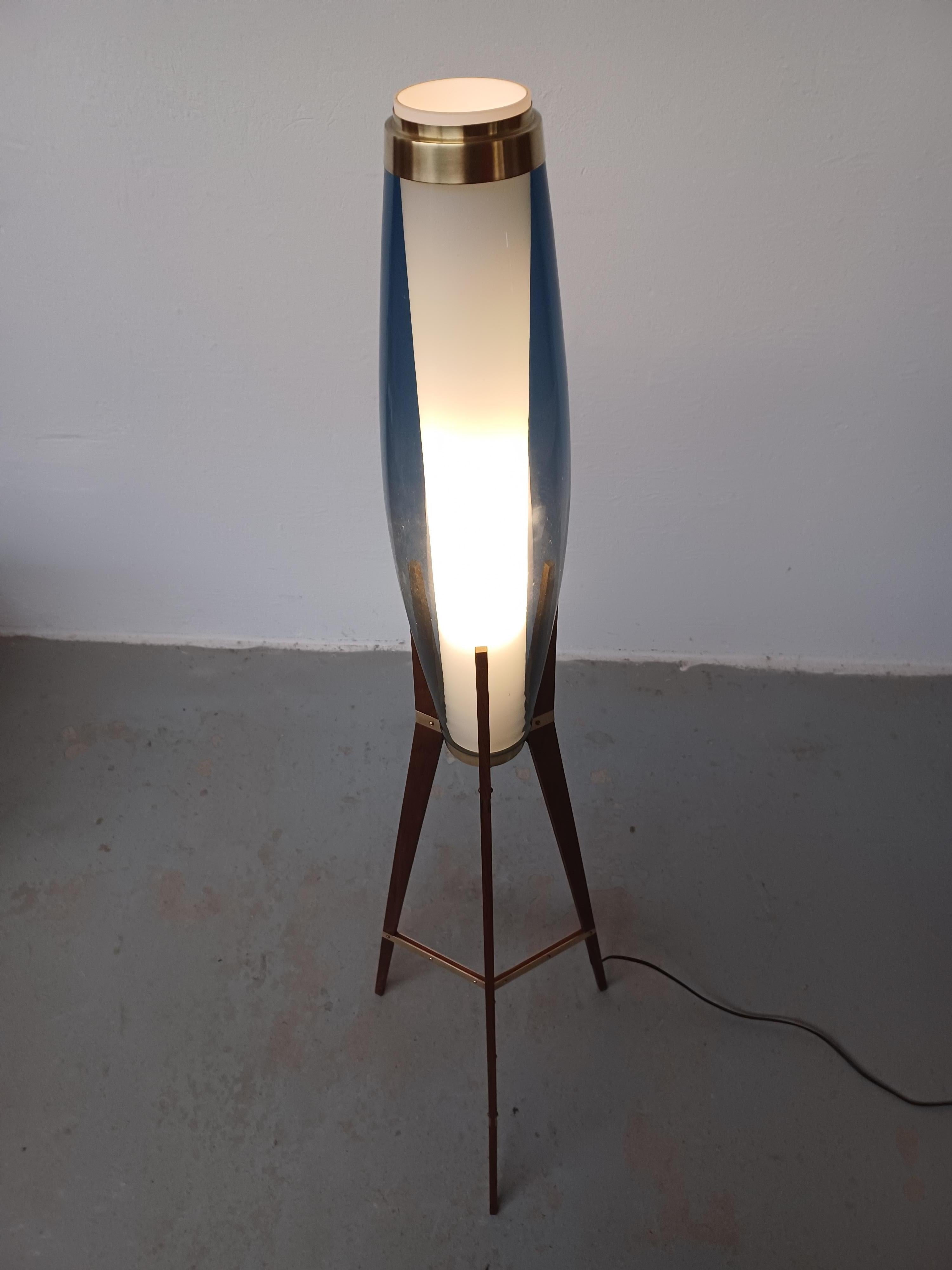 Lámpara de pie Rocket de Svend Aage Holm Sørensen de los años 50 con cristal opal soplado a mano mediados del siglo XX en venta