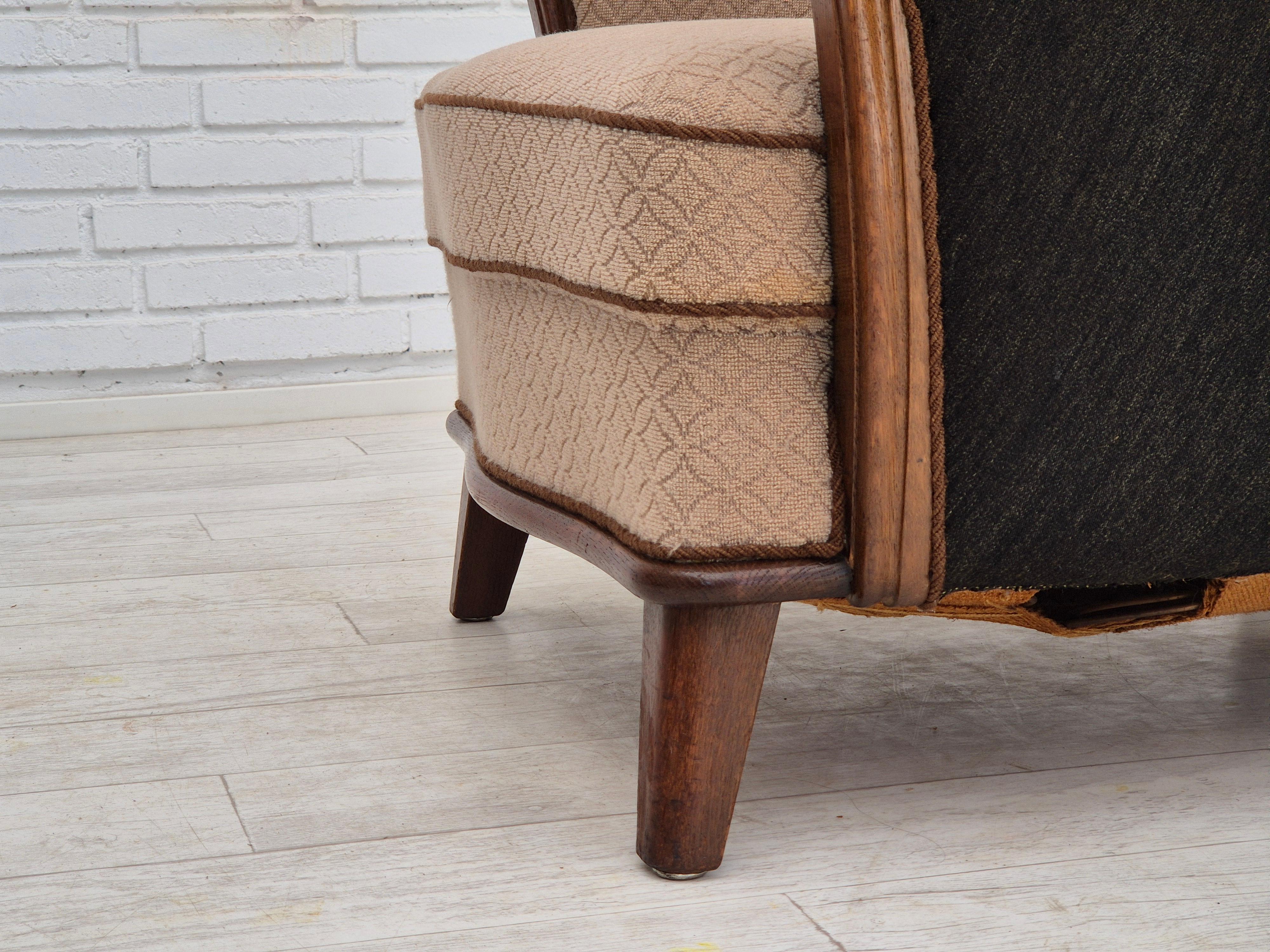 Años 50, sillón danés vintage, algodón/lana marrón claro, madera de roble. en venta 3