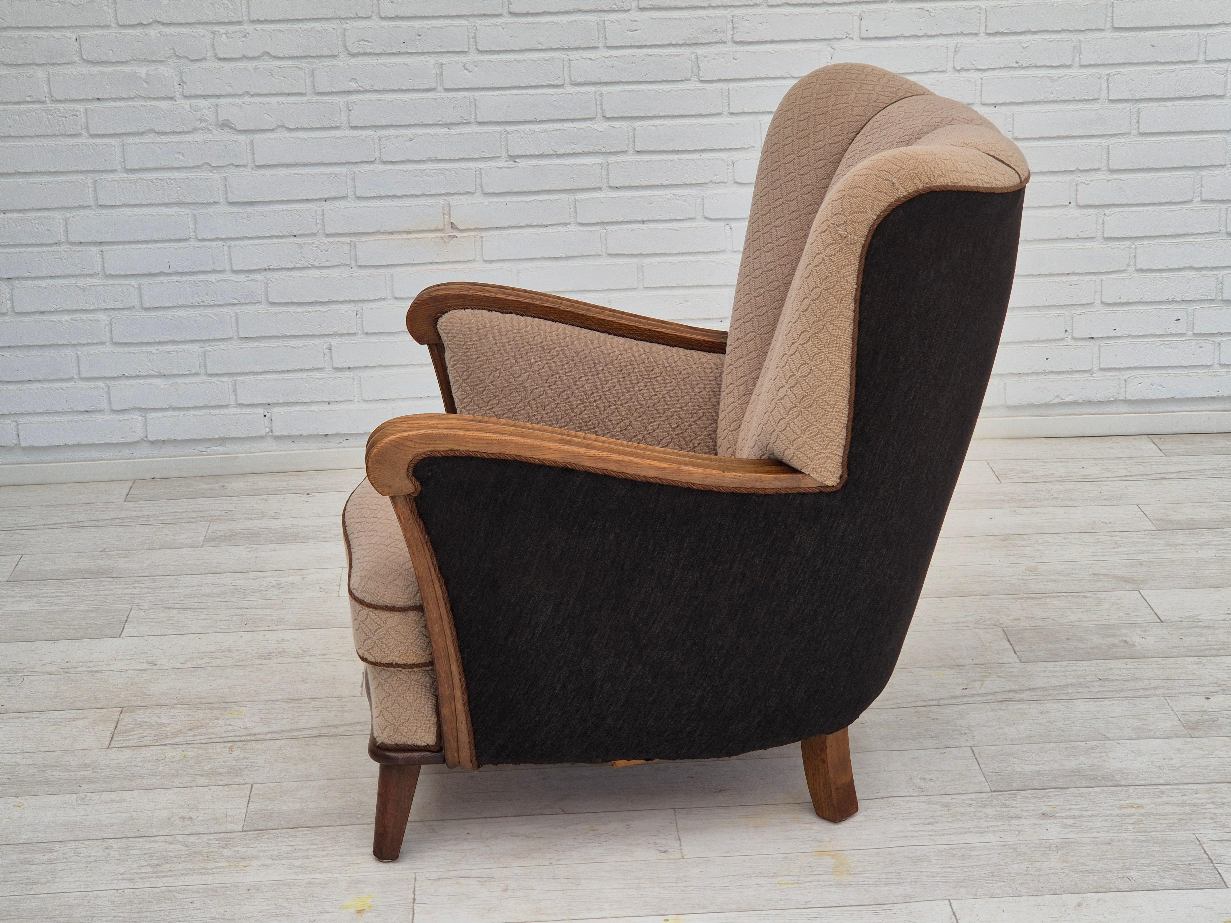 Años 50, sillón danés vintage, algodón/lana marrón claro, madera de roble. en venta 4