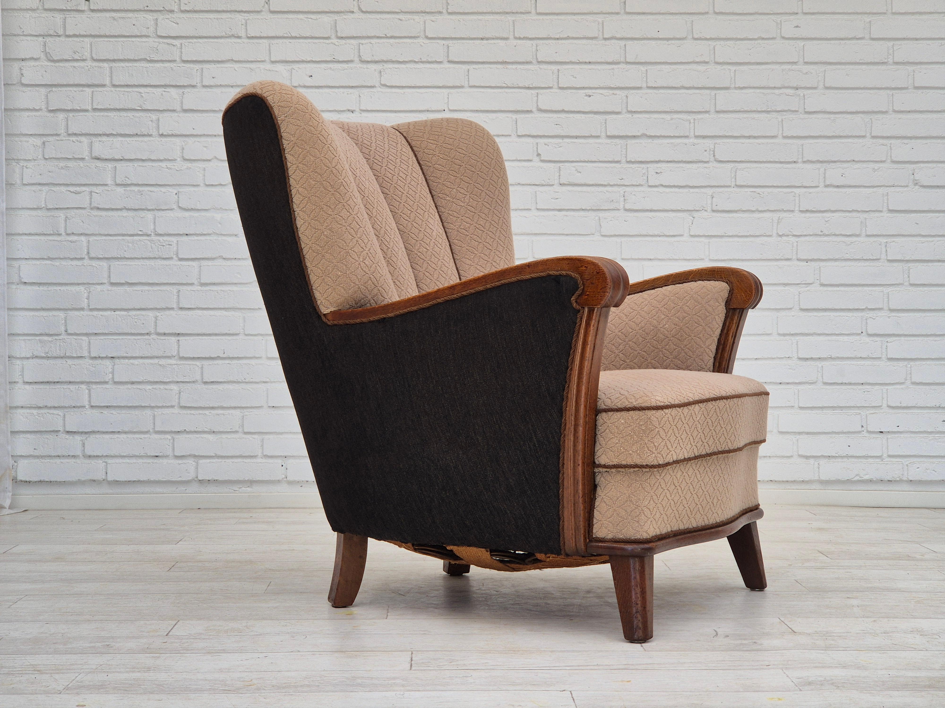 Años 50, diseño danés, sillón en muy buen estado original: sin olores ni manchas. Algodón/lana para muebles marrón claro, lana para muebles marrón oscuro, madera de roble. Muelles de latón en el asiento. Fabricado por un fabricante de muebles danés