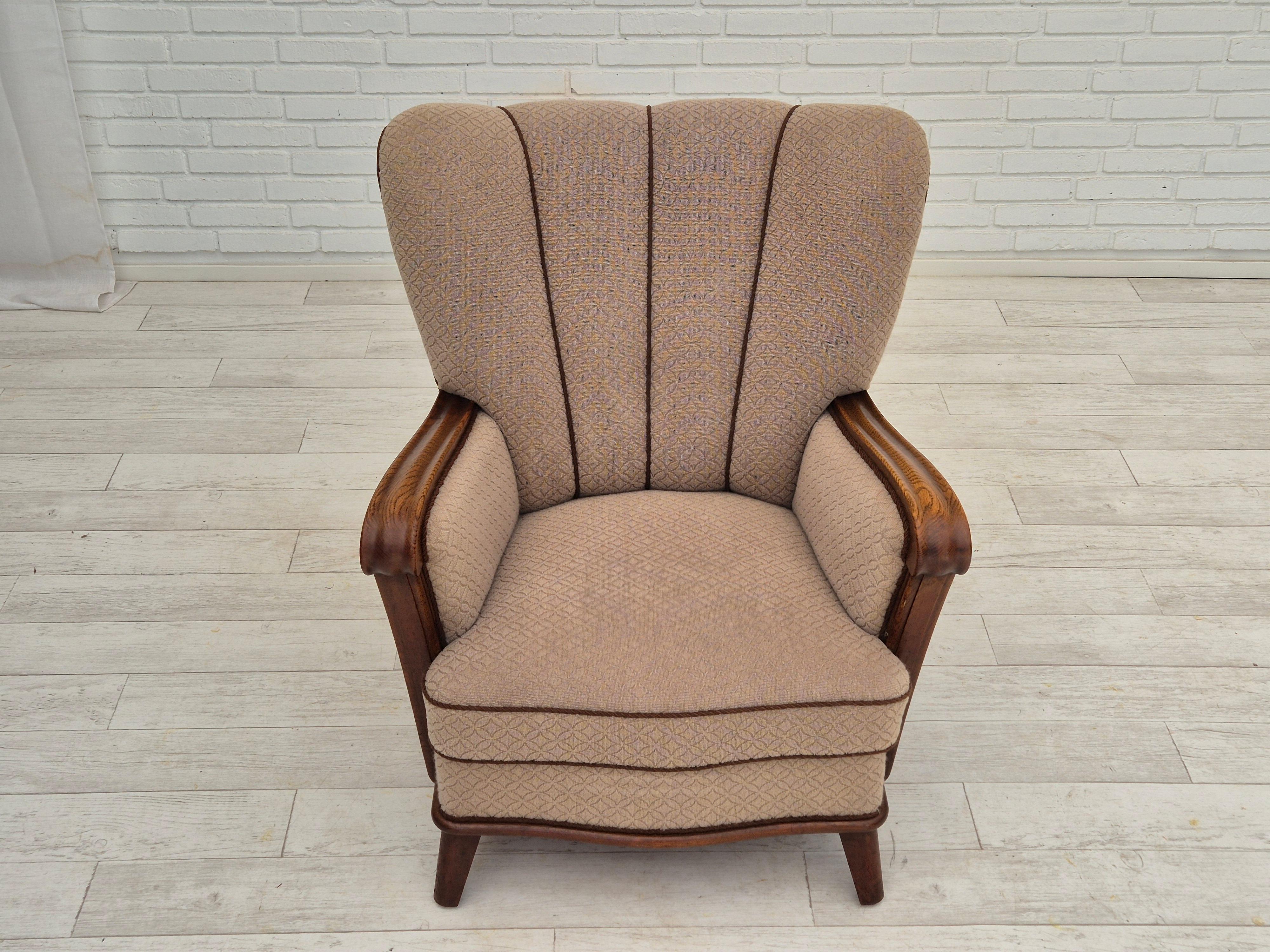 Años 50, sillón danés vintage, algodón/lana marrón claro, madera de roble. Danés en venta