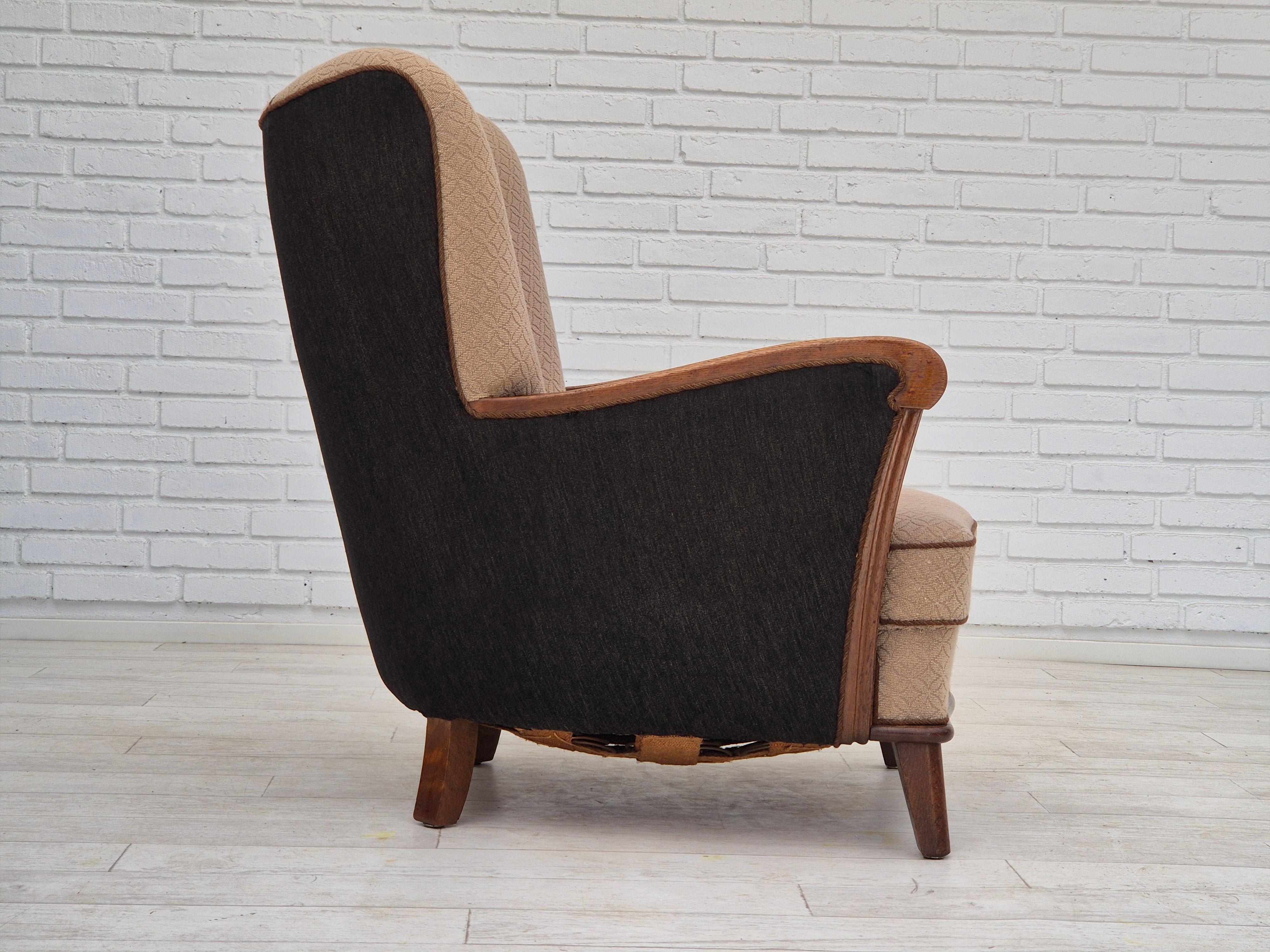 Años 50, sillón danés vintage, algodón/lana marrón claro, madera de roble. en Bueno estado para la venta en Tarm, 82