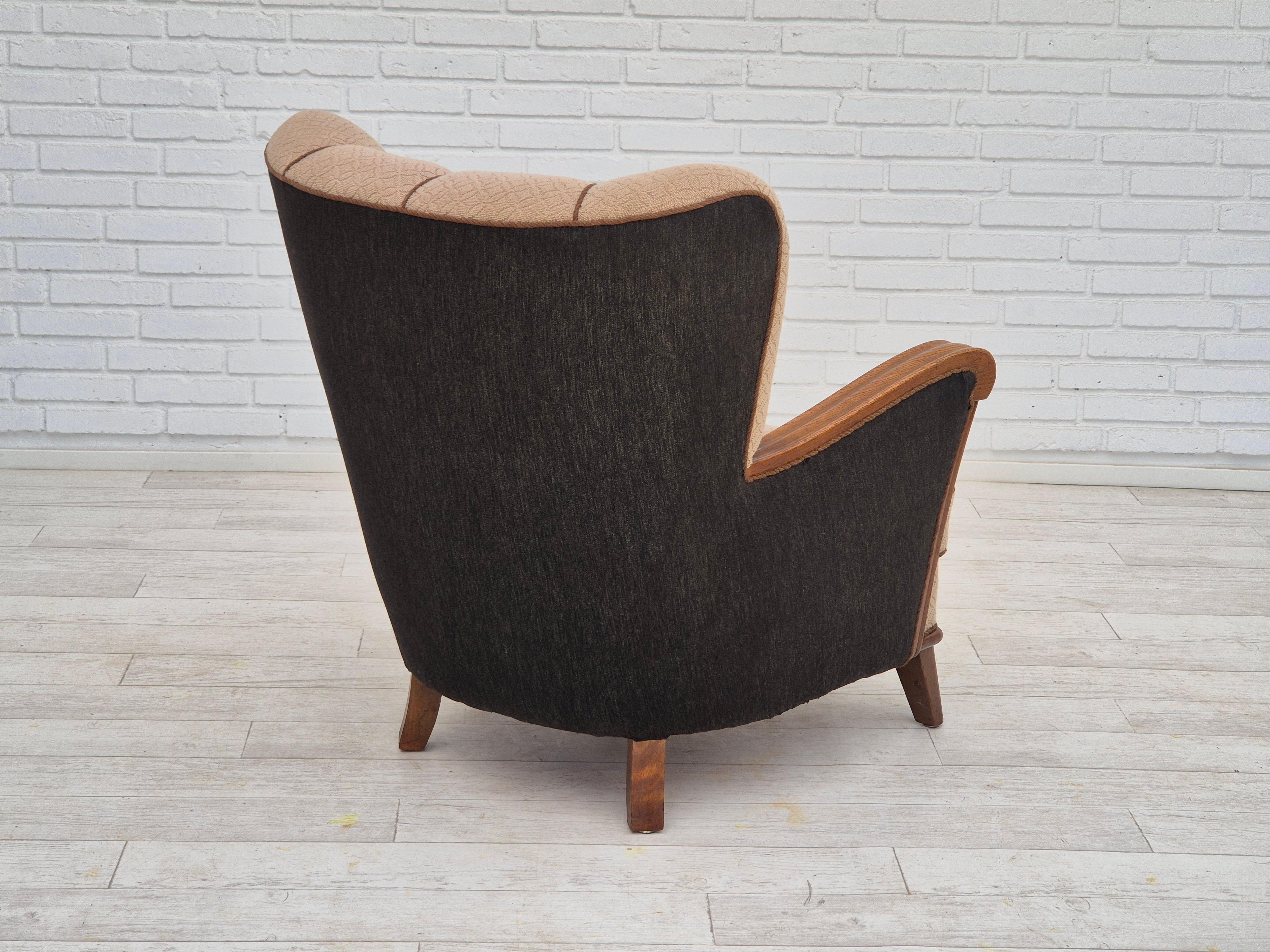Años 50, sillón danés vintage, algodón/lana marrón claro, madera de roble. mediados del siglo XX en venta