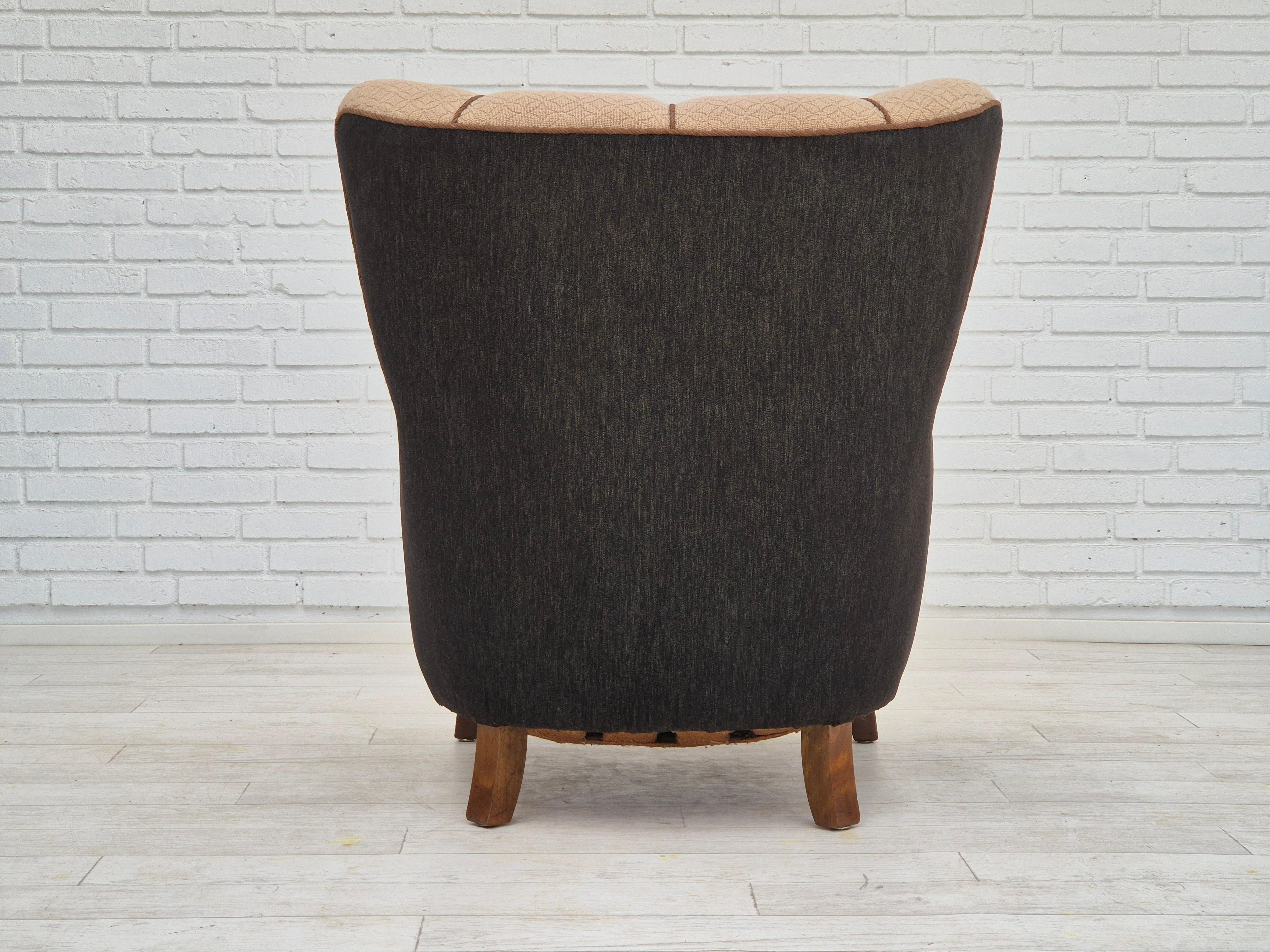 Años 50, sillón danés vintage, algodón/lana marrón claro, madera de roble. Lana en venta