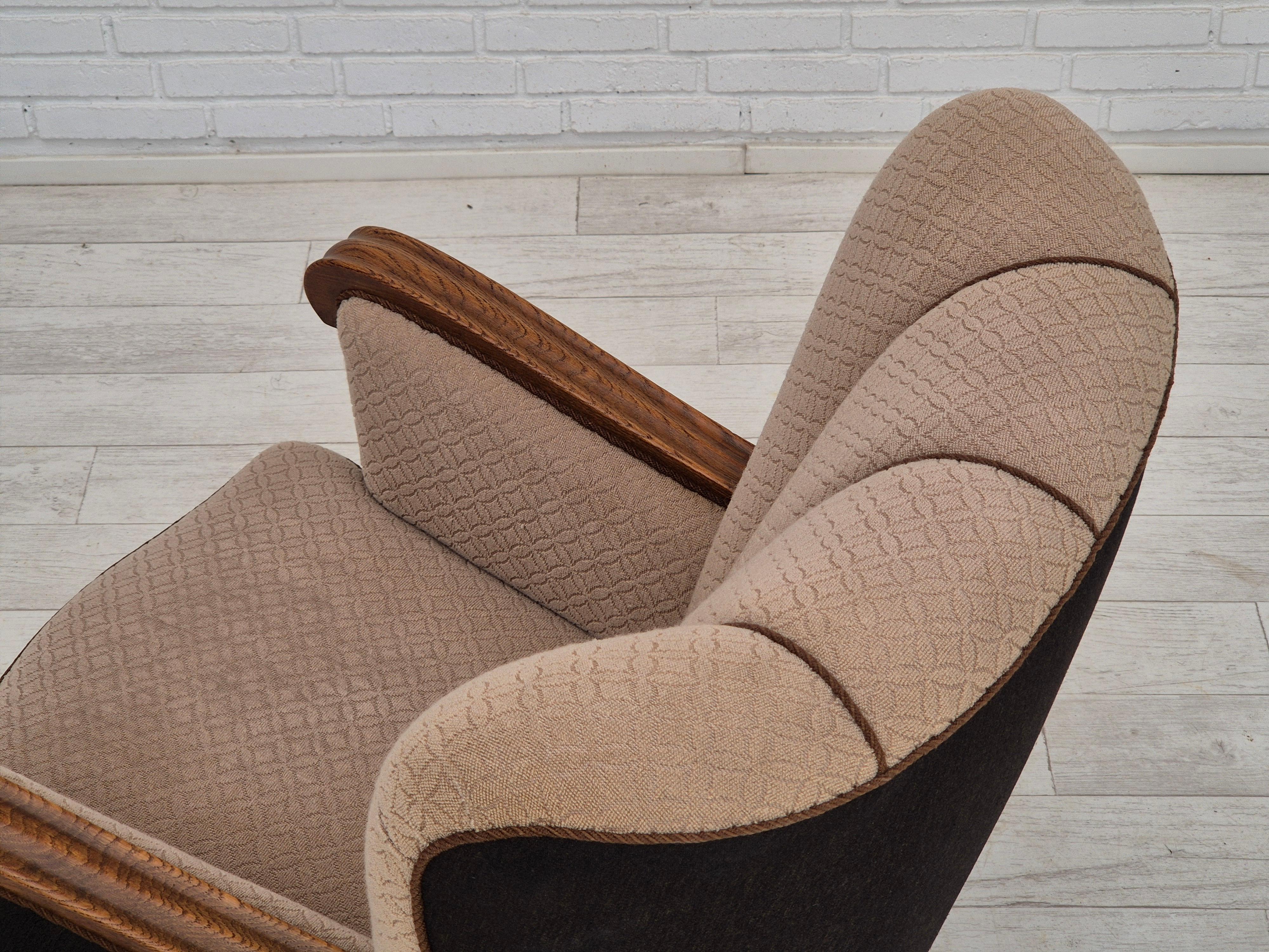 Años 50, sillón danés vintage, algodón/lana marrón claro, madera de roble. en venta 1