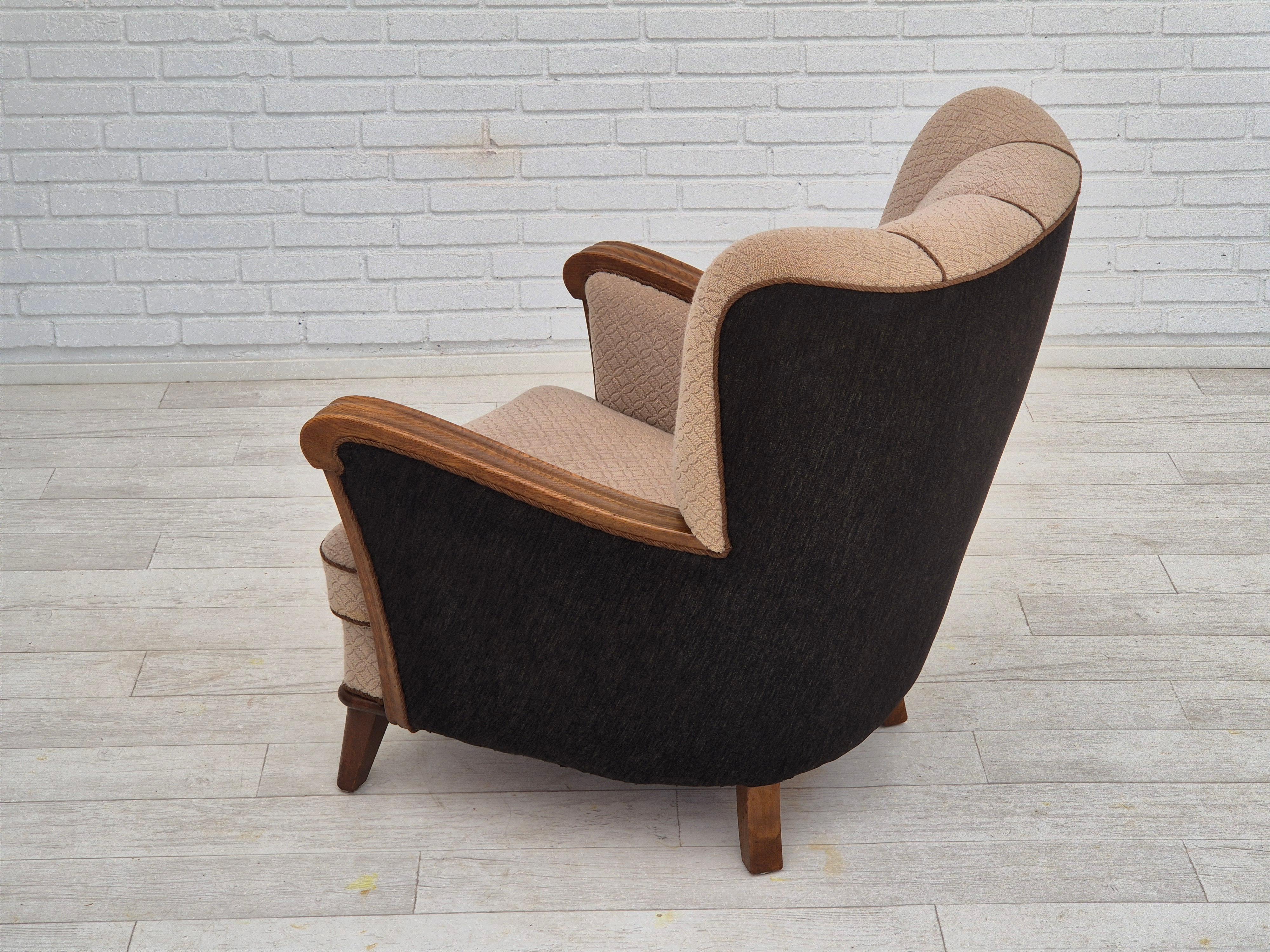 Años 50, sillón danés vintage, algodón/lana marrón claro, madera de roble. en venta 2
