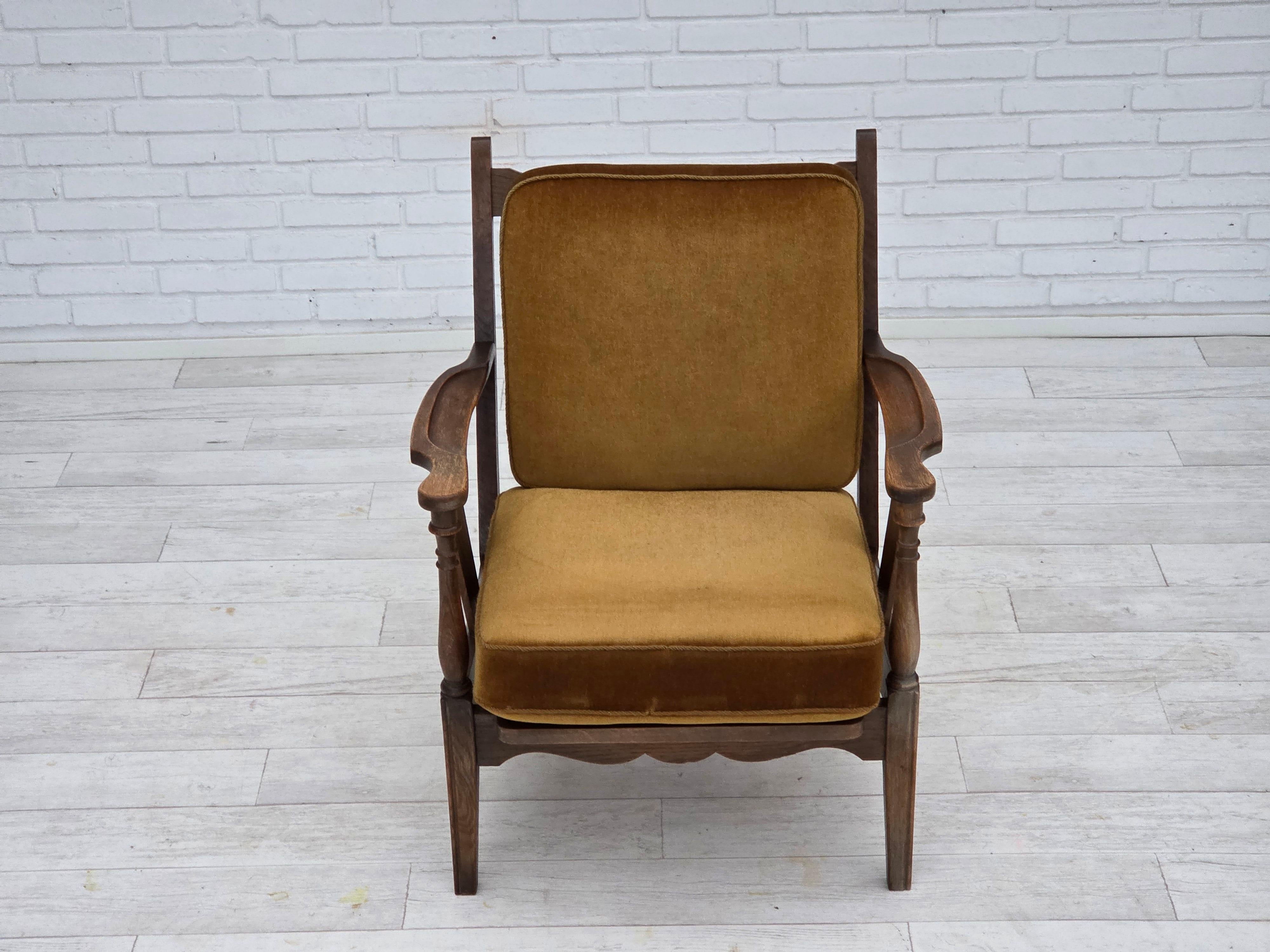 1950s, Danish vintage armchair, original green furniture velour, oak wood. In Good Condition For Sale In Tarm, 82