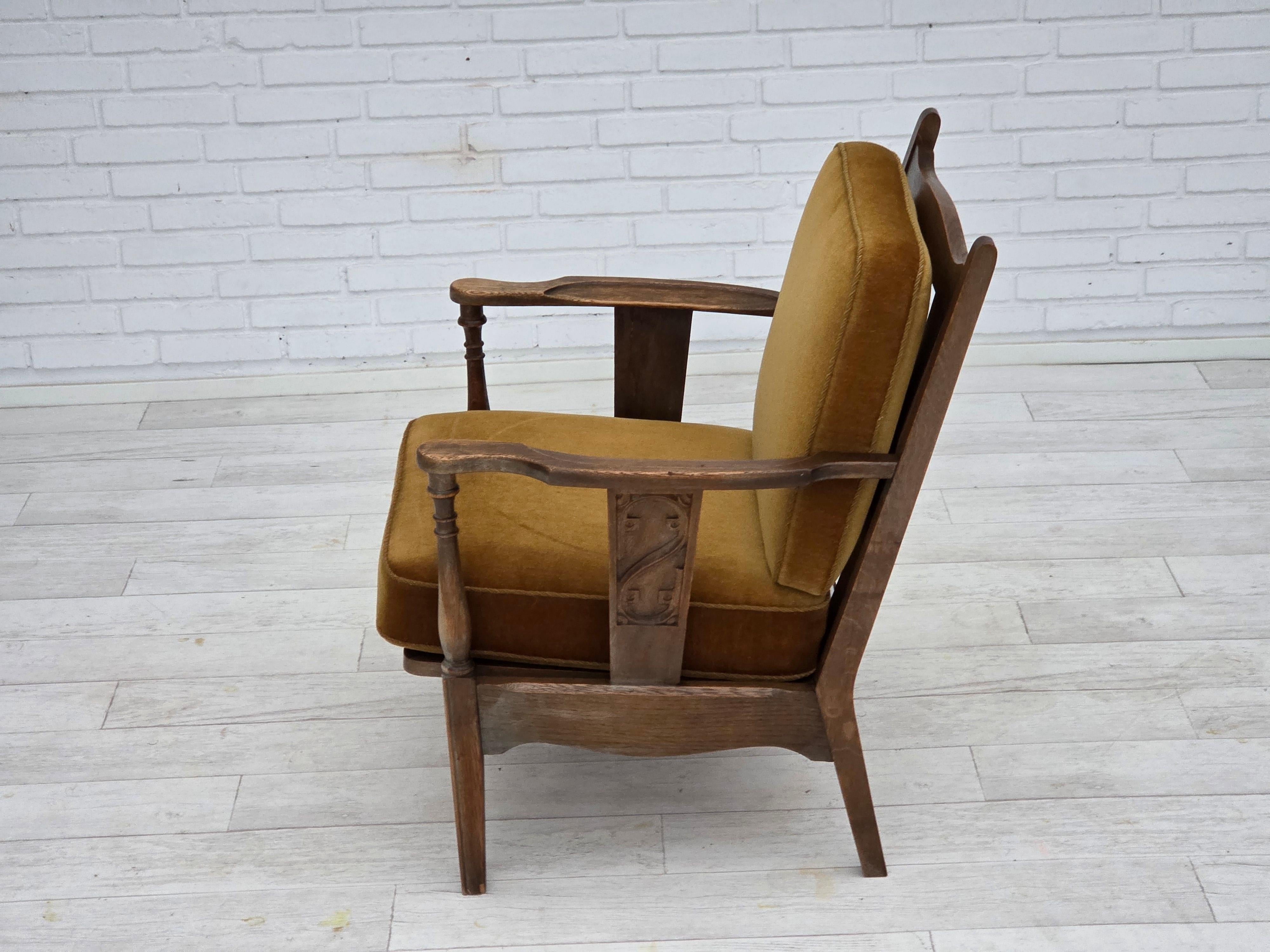 1950s, Danish vintage armchair, original green furniture velour, oak wood. For Sale 3