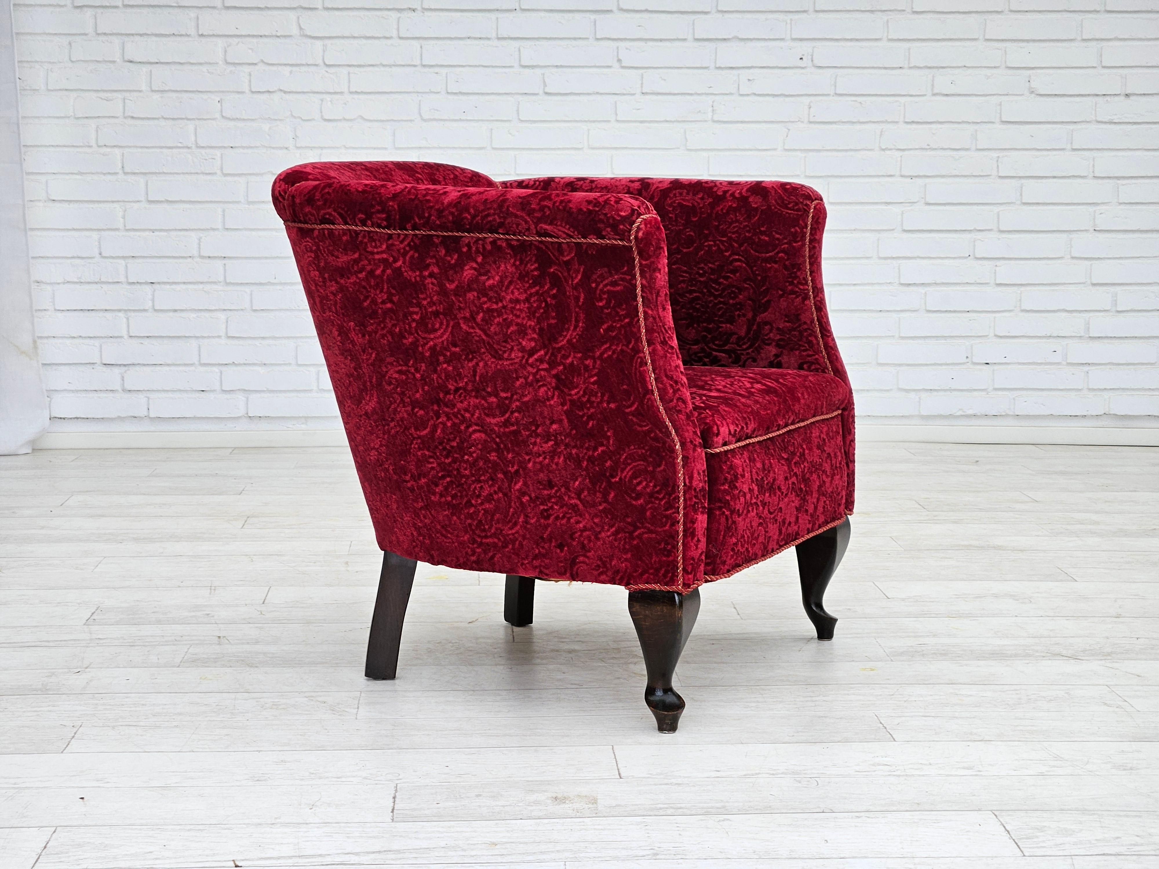 1950er Jahre, dänischer Vintage-Stuhl, roter Baumwoll-/Wollstoff, Buchenholz. (Dänisch) im Angebot