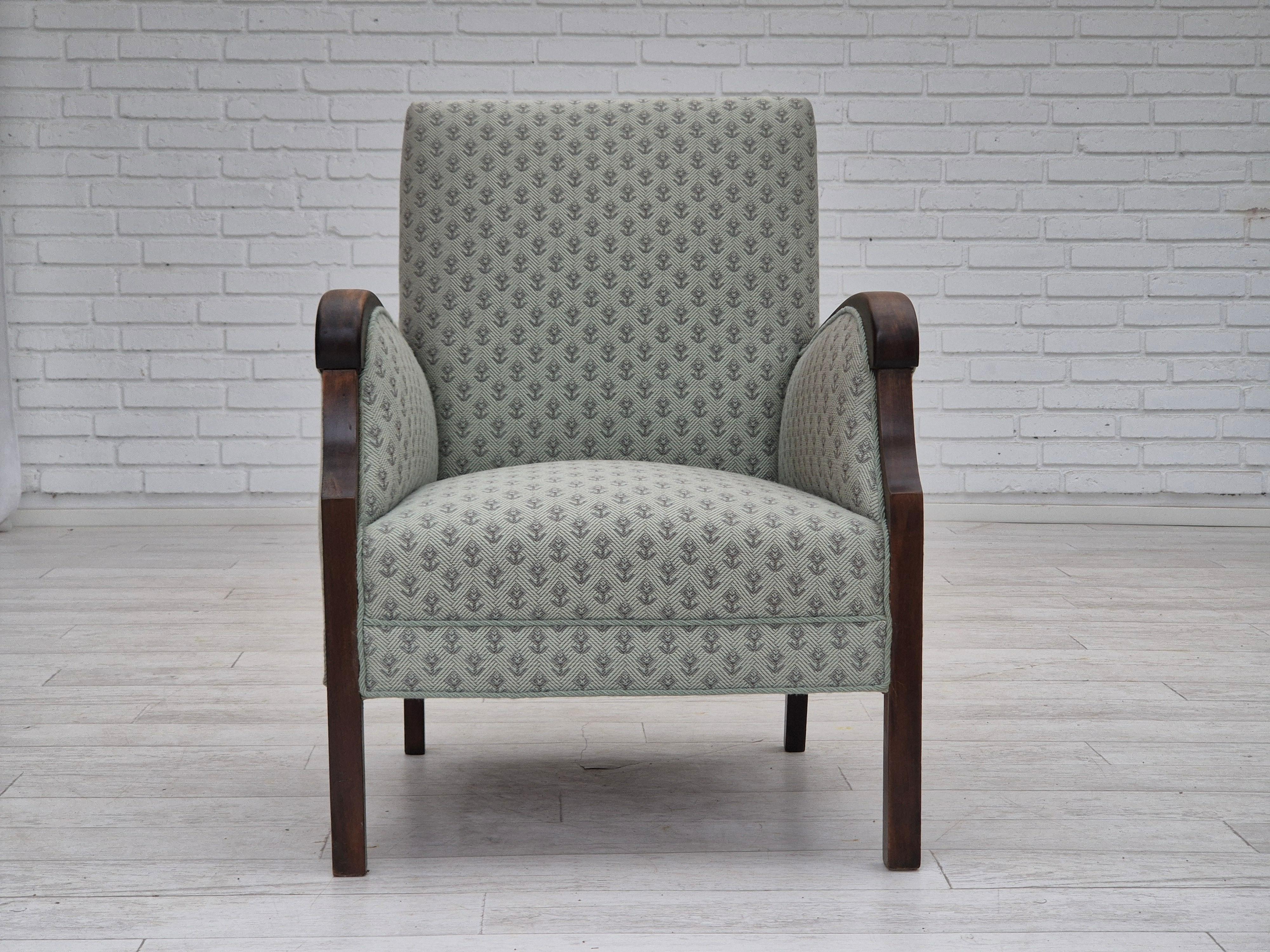Tumbona vintage danesa de los años 50. Retapizado hace unos 10 años por un artesano. Tejido de lana verde claro mezcla de muebles, madera de haya oscura renovada, muelles de latón en el asiento. Fabricado por un fabricante de muebles danés hacia