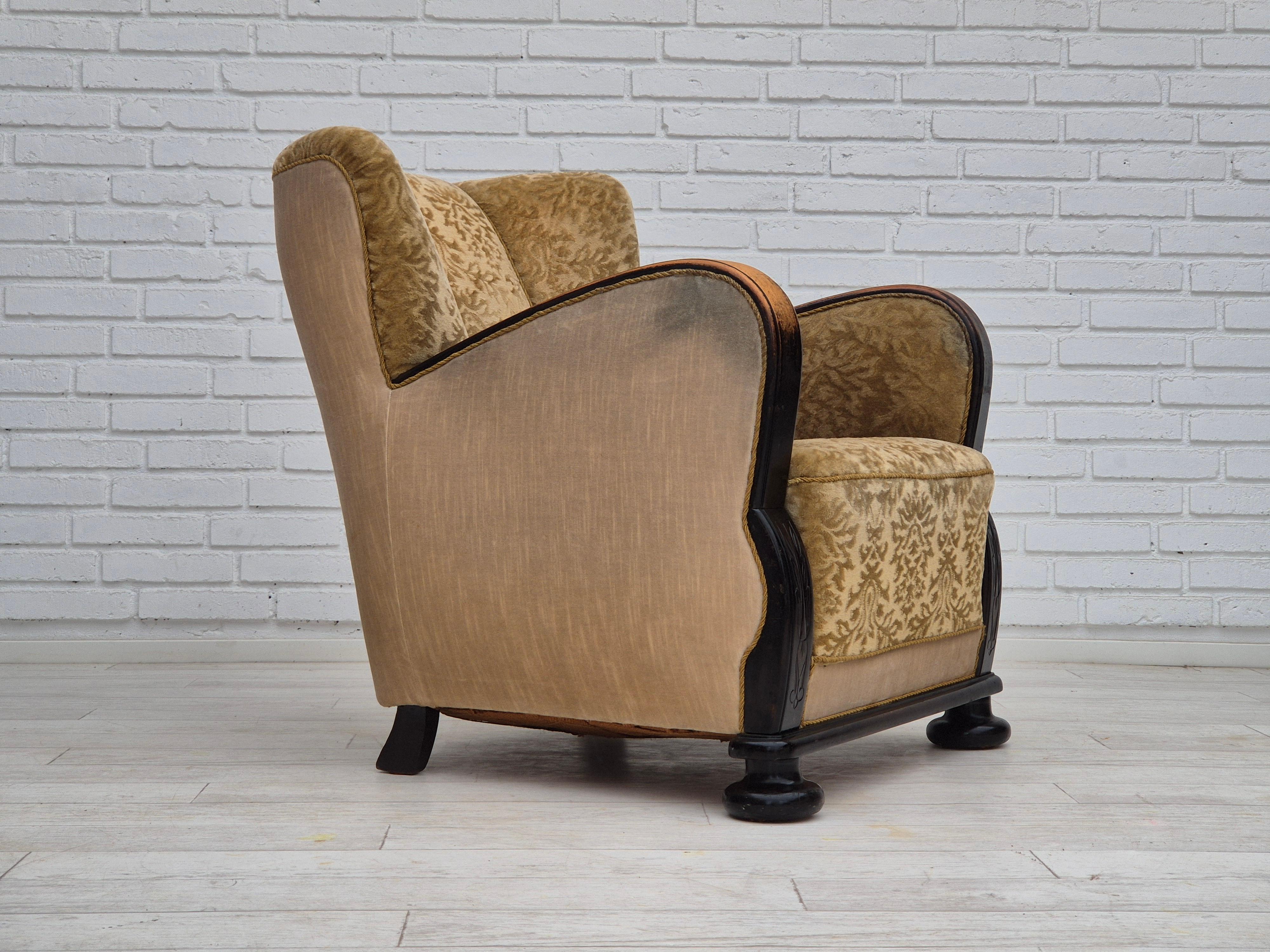 1950s, Danish relax armchair en bon état d'origine : pas d'odeurs, pas de taches, construction stable. La chaise a été vérifiée par un artisan. Velours d'ameublement vert original en deux modèles différents. Ressorts en laiton dans l'assise,