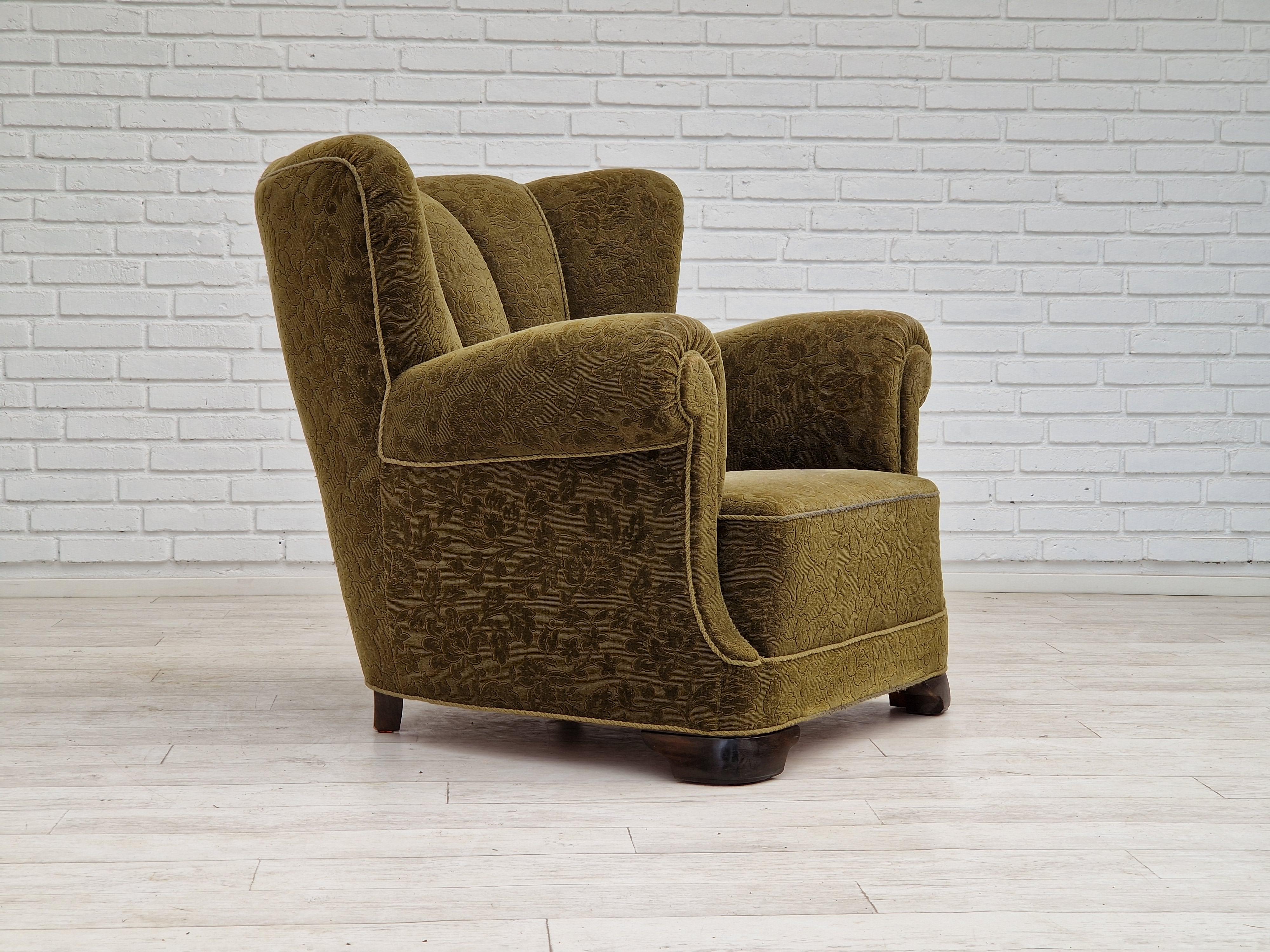 Années 1950, Design/One. Fauteuil relax original en tissu vert. Bon état : pas d'odeurs ni de taches, légère usure/patine sur le dossier et l'accoudoir. Ressorts en laiton dans le siège. Fabriqué par un fabricant de meubles danois vers 1950-55.