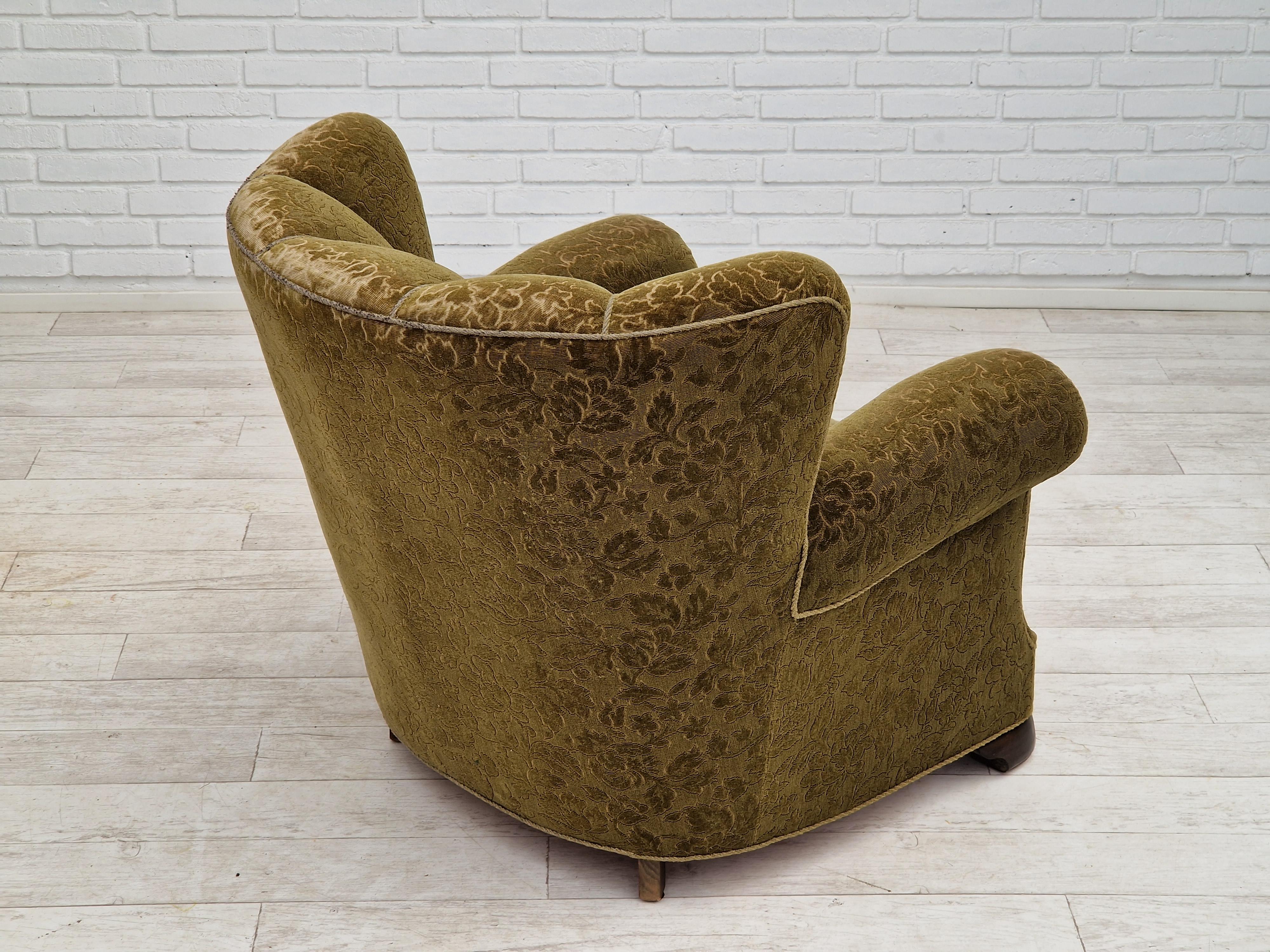 Tissu 1950, chaise de relaxation vintage danoise en tissu vert, état d'origine. en vente