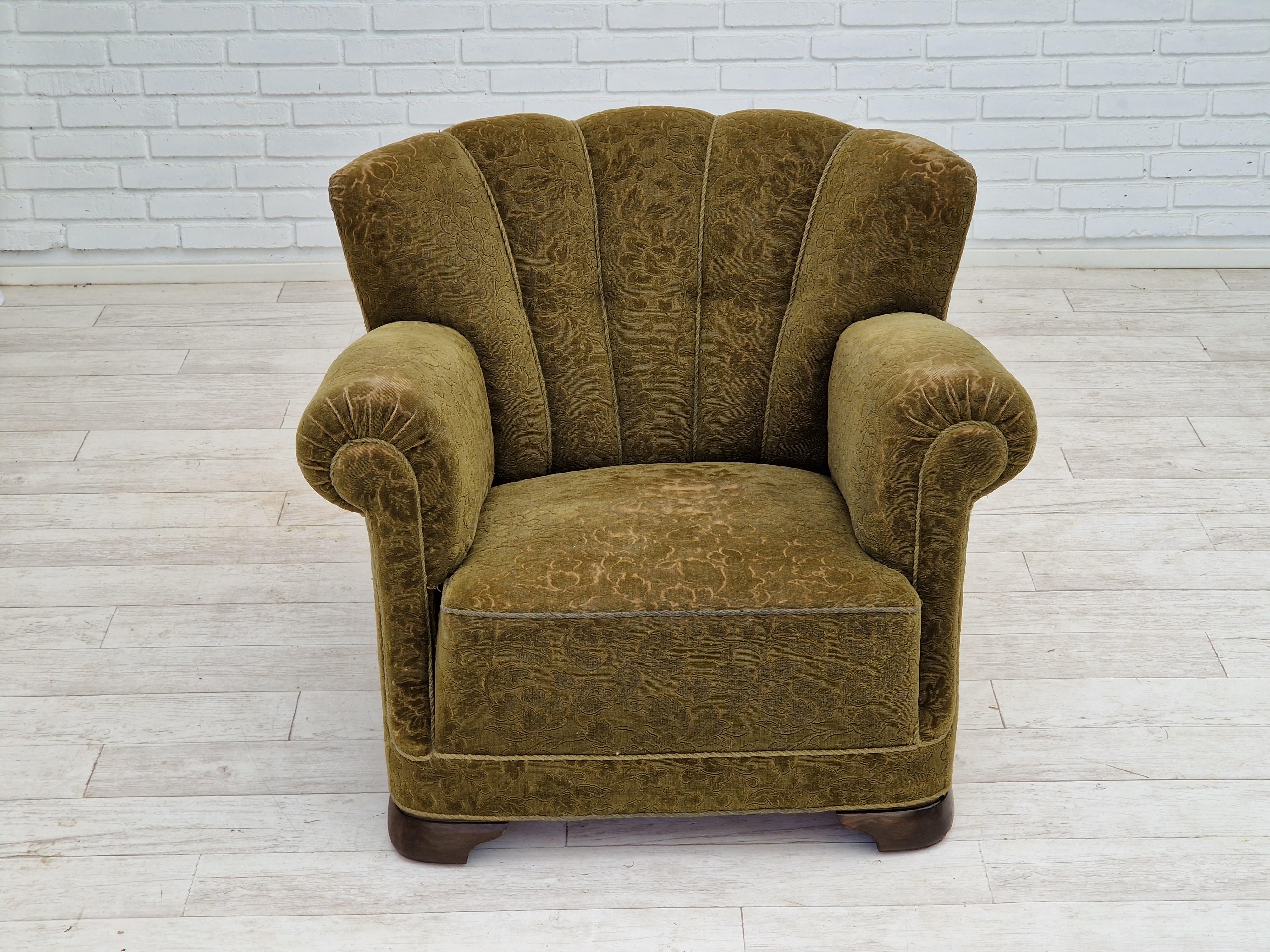 1950s, Danish vintage relax chair in green fabric, original condition. For Sale 2