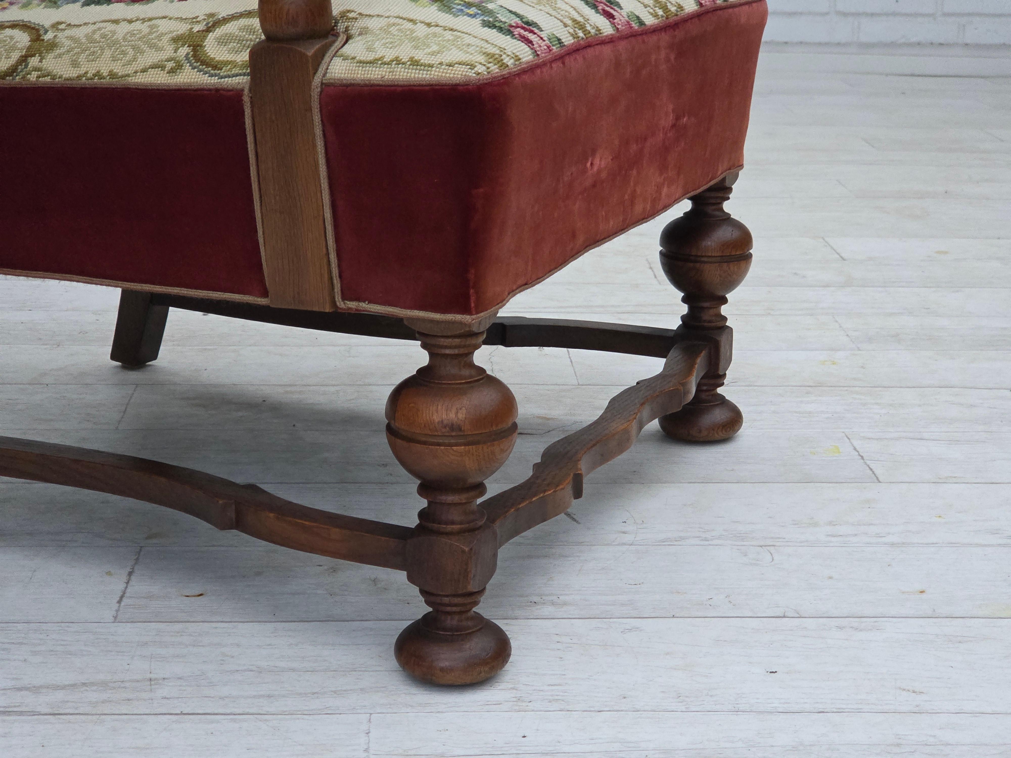 Años 50, sillón danés con respaldo. Mueble tradicional danés tejido de lana, muebles de terciopelo rojo, patas de madera de fresno, muelles en el asiento. Buen estado original: sin olores, sin manchas y construcción estable. Fabricado por un