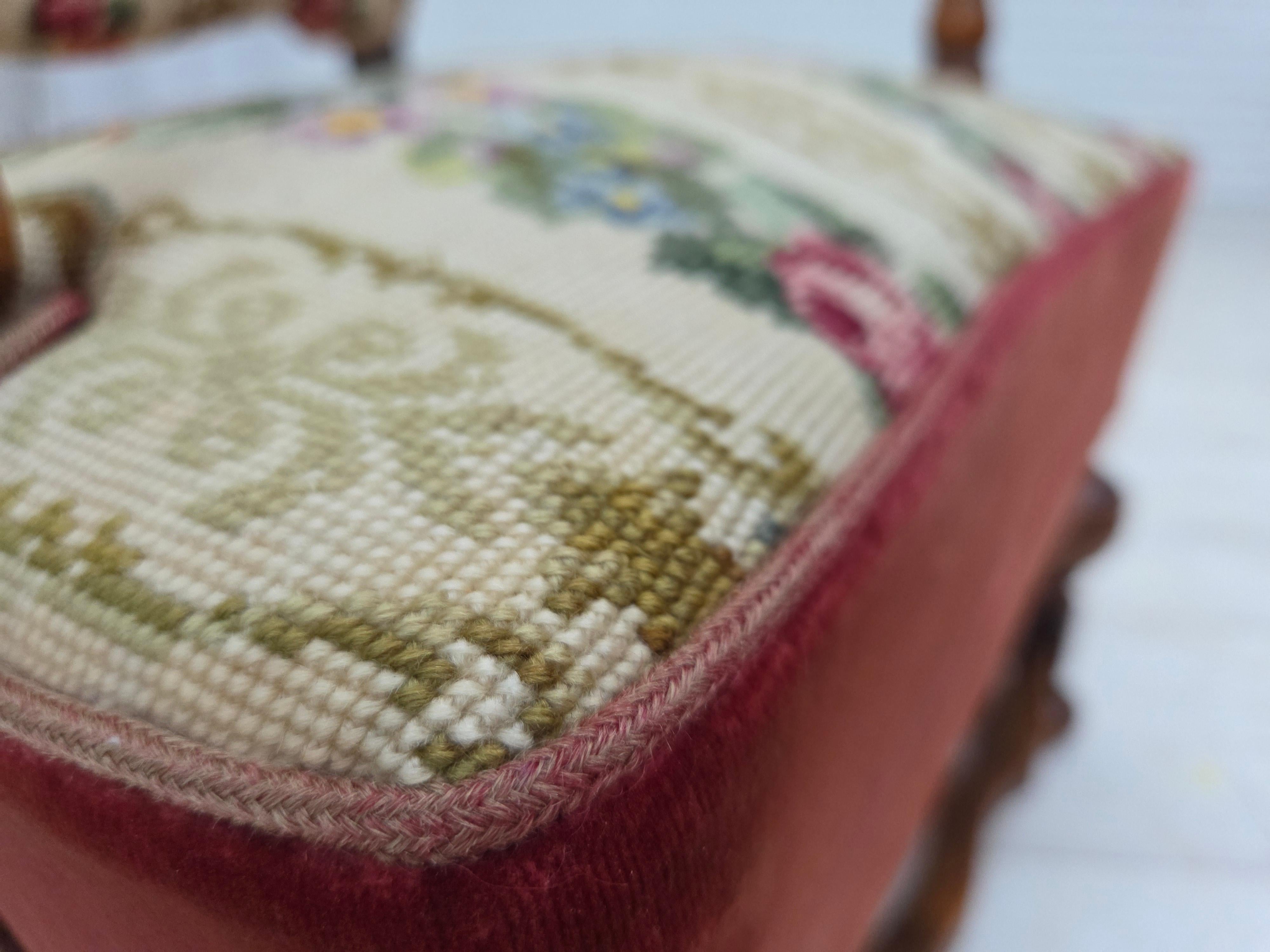 Años 50, sillón danés orejero, tejido de lana, terciopelo rojo para muebles, madera de fresno. en Bueno estado para la venta en Tarm, 82