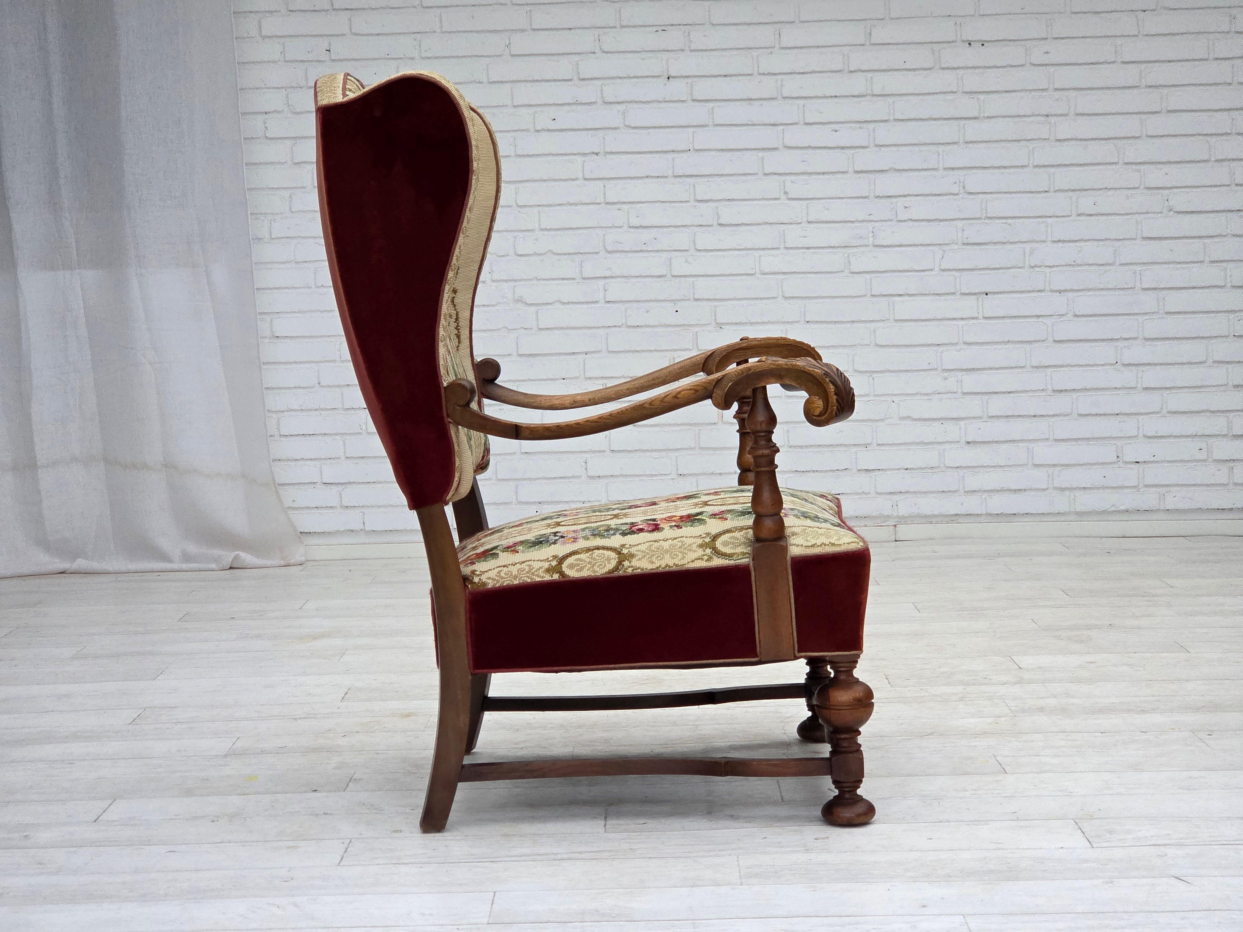 Años 50, sillón danés orejero, tejido de lana, terciopelo rojo para muebles, madera de fresno. en venta 1