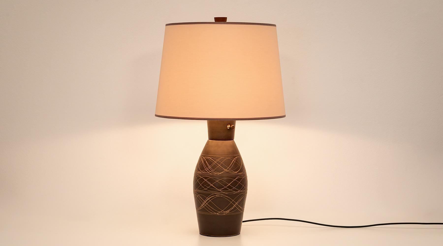 Table lamp, warm brown ceramic, light shadow, Jane and Gordon Martz, USA, 1954

Stunningly simple, attractive ceramic table lamp by the designers Jane & Gordon Matz. The lamp is in excellent condition. The ceramic comes in dark brown body and is