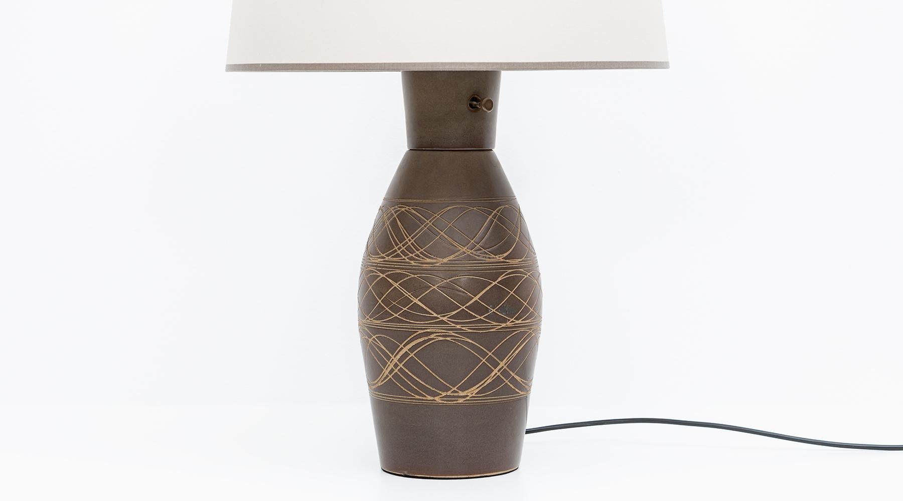 American 1950s Dark Brown Ceramic Table Lamp by Jane & Gordon Martz 'i' For Sale
