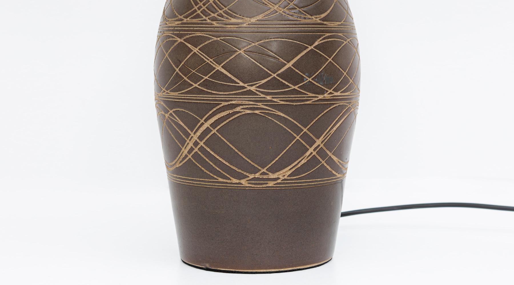 1950s Dark Brown Ceramic Table Lamp by Jane & Gordon Martz 'i' In Good Condition For Sale In Frankfurt, Hessen, DE