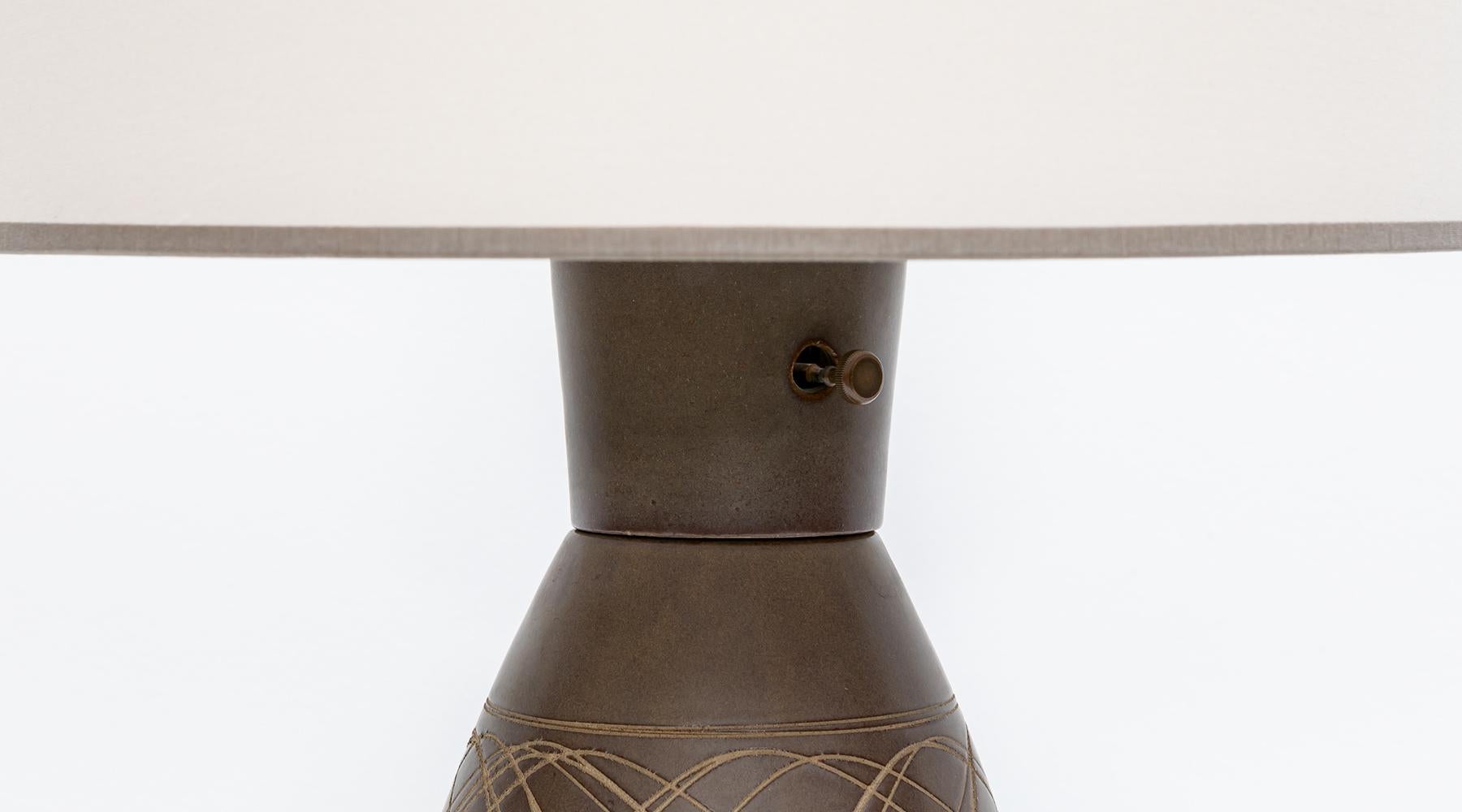 20th Century 1950s Dark Brown Ceramic Table Lamp by Jane & Gordon Martz 'i' For Sale