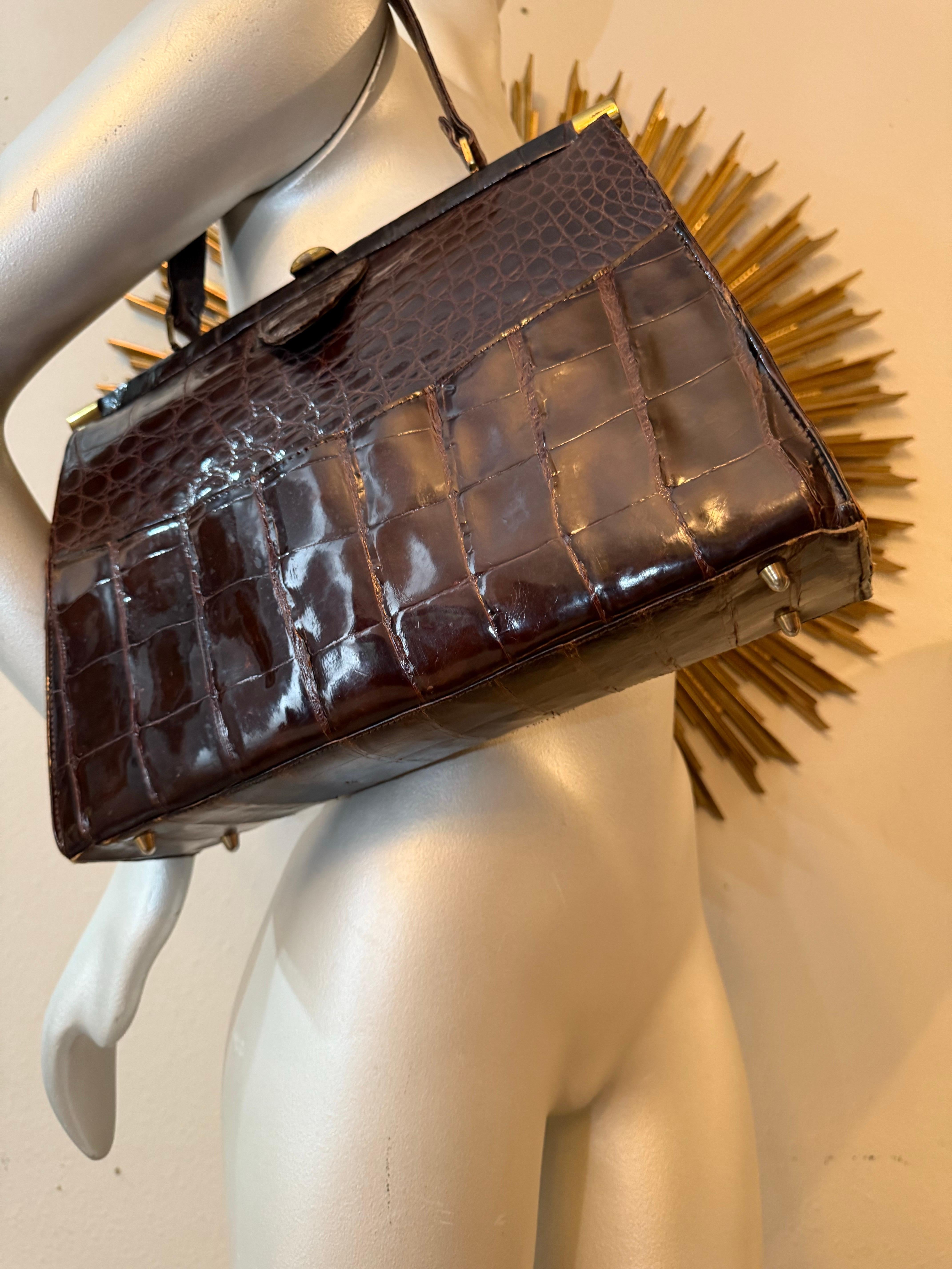 1950s Dark Brown Crocodile Handbag with Gold-Tone Hardware - Leather Lined For Sale 5