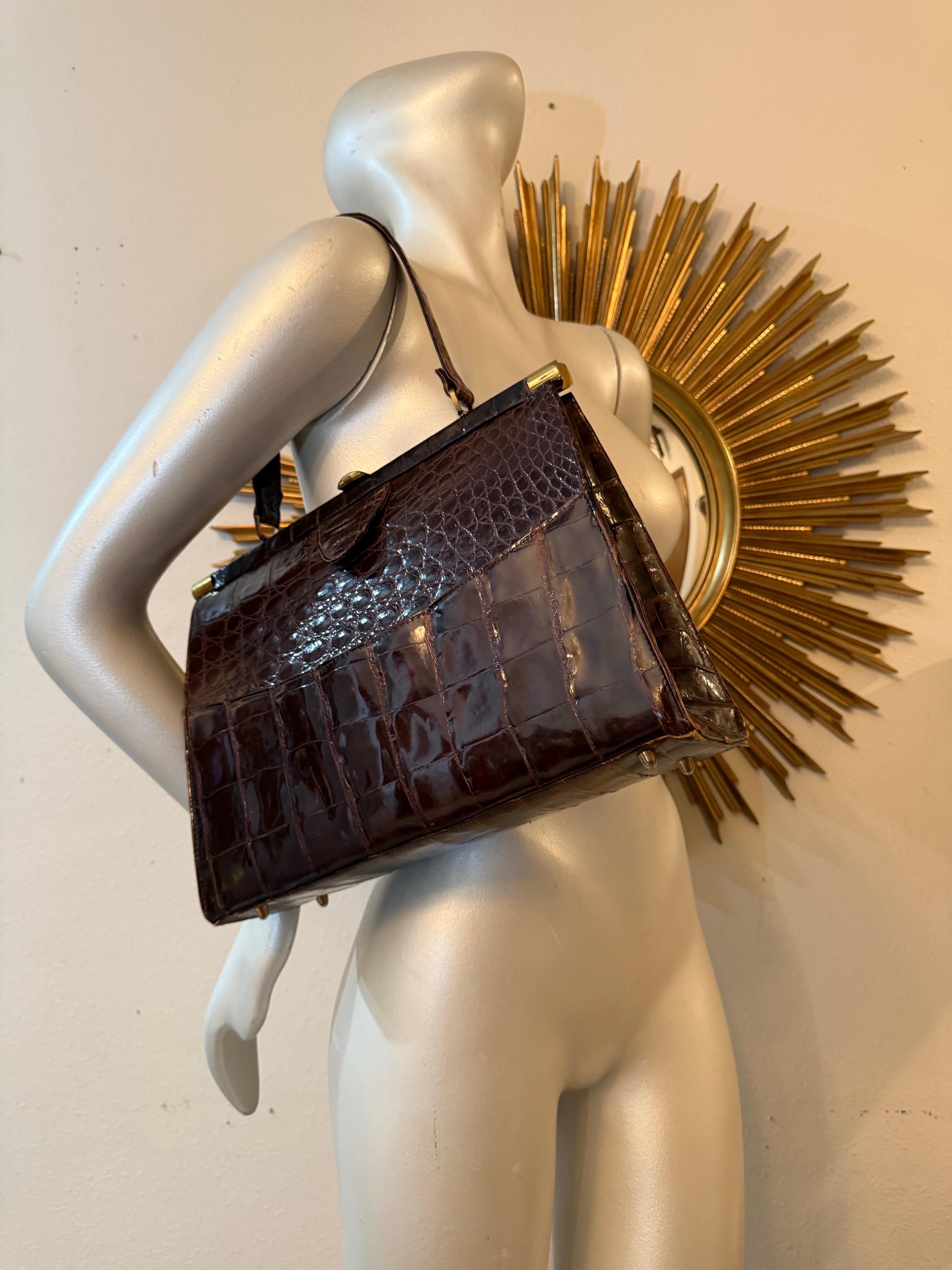 1950s Dark Brown Crocodile Handbag with Gold-Tone Hardware - Leather Lined For Sale 6