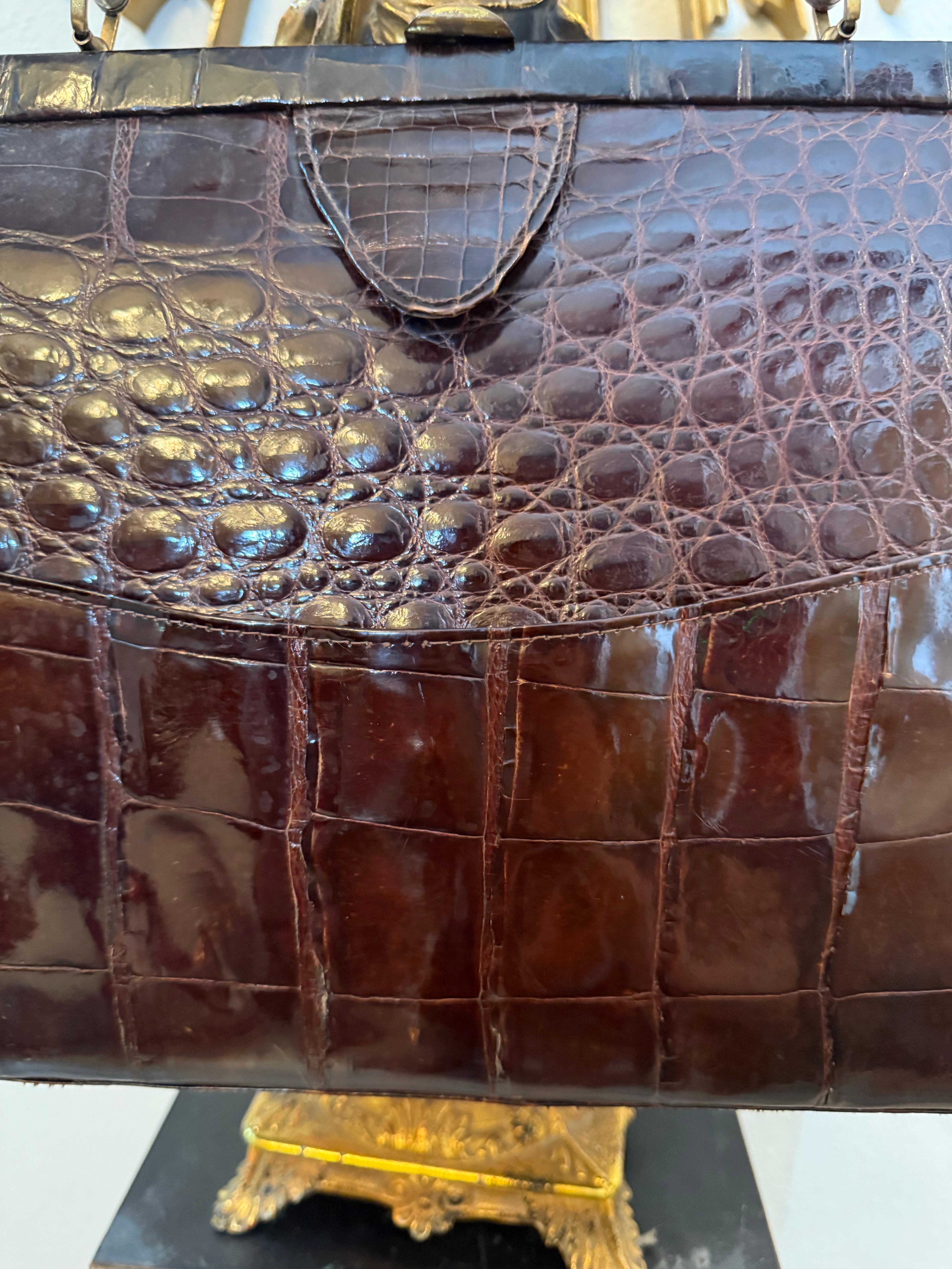 1950s Dark Brown Crocodile Handbag with Gold-Tone Hardware - Leather Lined For Sale 1